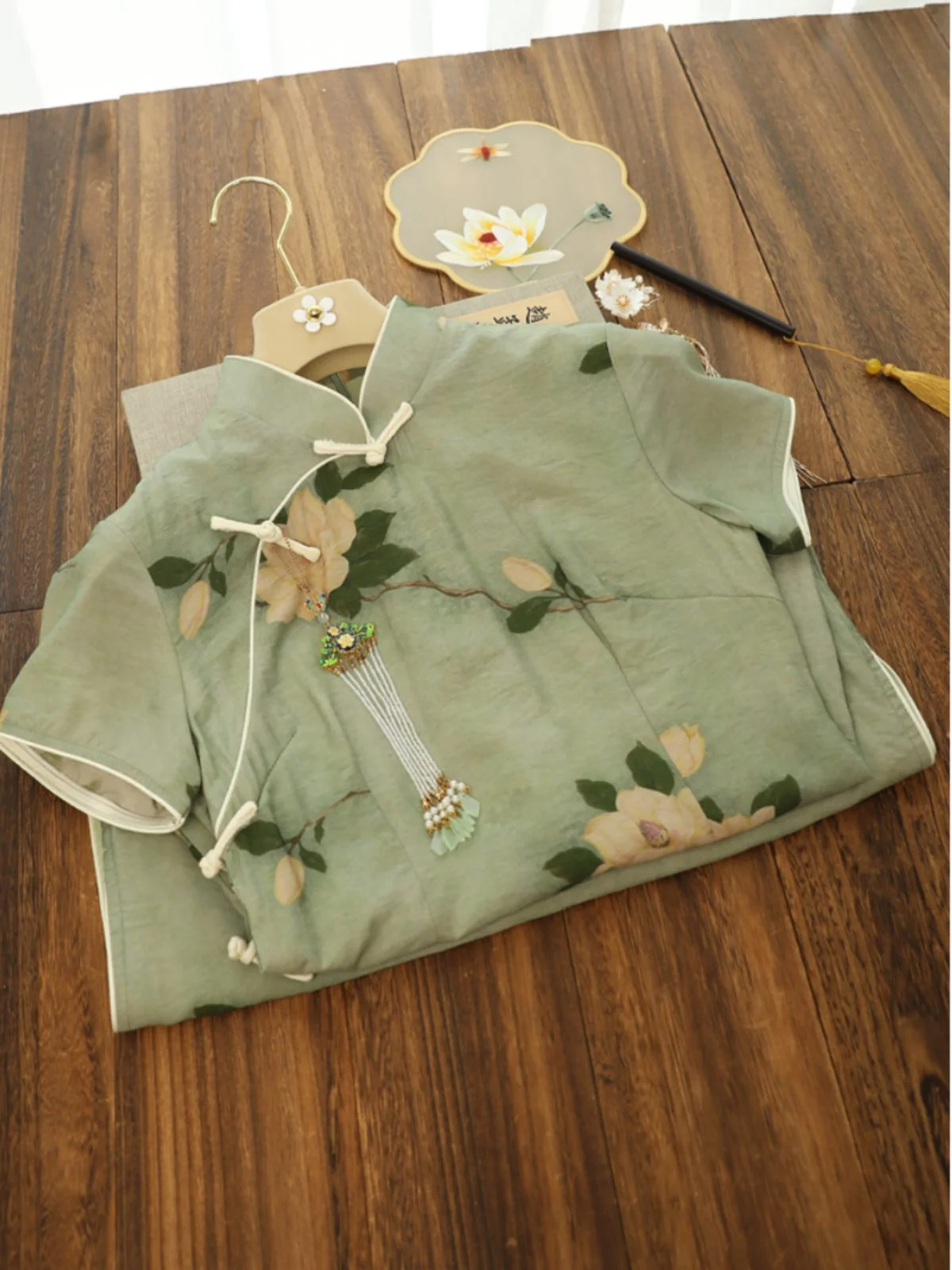 Green Camellia Short Sleeve Young Style Daily Wear Summer 2026 Elegant Long Qipao Side Button Polyester Fiber Low Slit
Green Camellia Short Sleeve Young Style Daily Wear Summer 2026 Elegant Long Qipao Side Button Polyester Fiber Low Slit