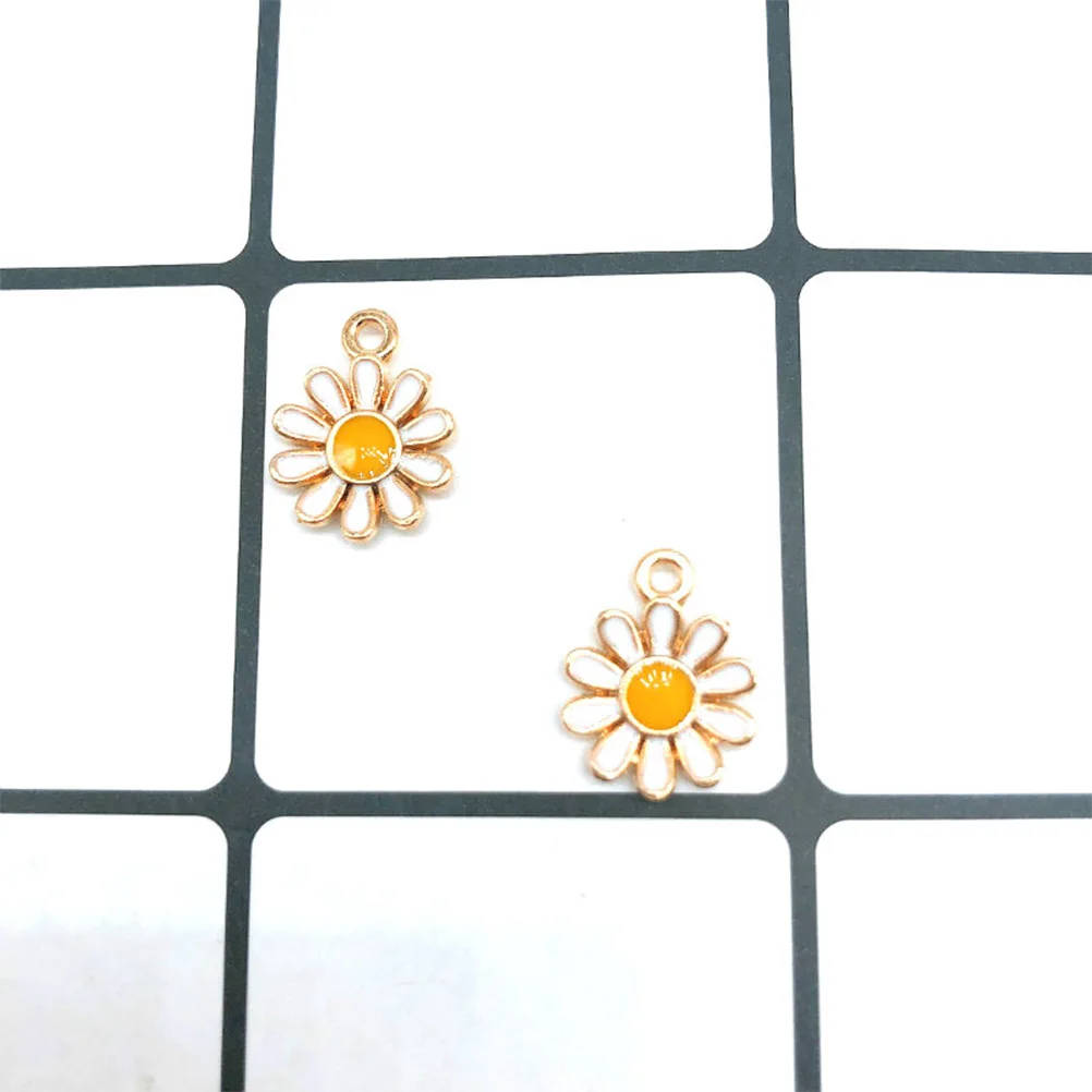 50pcs Daisy Flower Pendants Earring Accessories Alloy Charms White Jewelry Decor for Bracelet Necklace Keychain Anklet Gift 
50pcs Daisy Flower Pendants Earring Accessories Alloy Charms White Jewelry Decor for Bracelet Necklace Keychain Anklet Gift