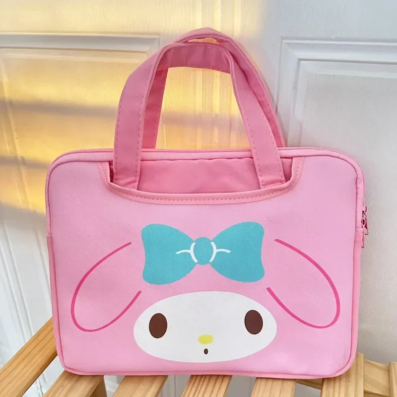 Сумка для ноутбука Kawaii Sanrio HelloKitty Cinnamoroll с героями мультфильмов, сумка для Ipad, милая водонепроницаемая сумка большой емкости, 11 дюймов для Lenovo Macinto
Сумка для ноутбука Kawaii Sanrio HelloKitty Cinnamoroll с героями мультфильмов, сумка для Ipad, милая водонепроницаемая сумка большой емкости, 11 дюймов для Lenovo Macinto