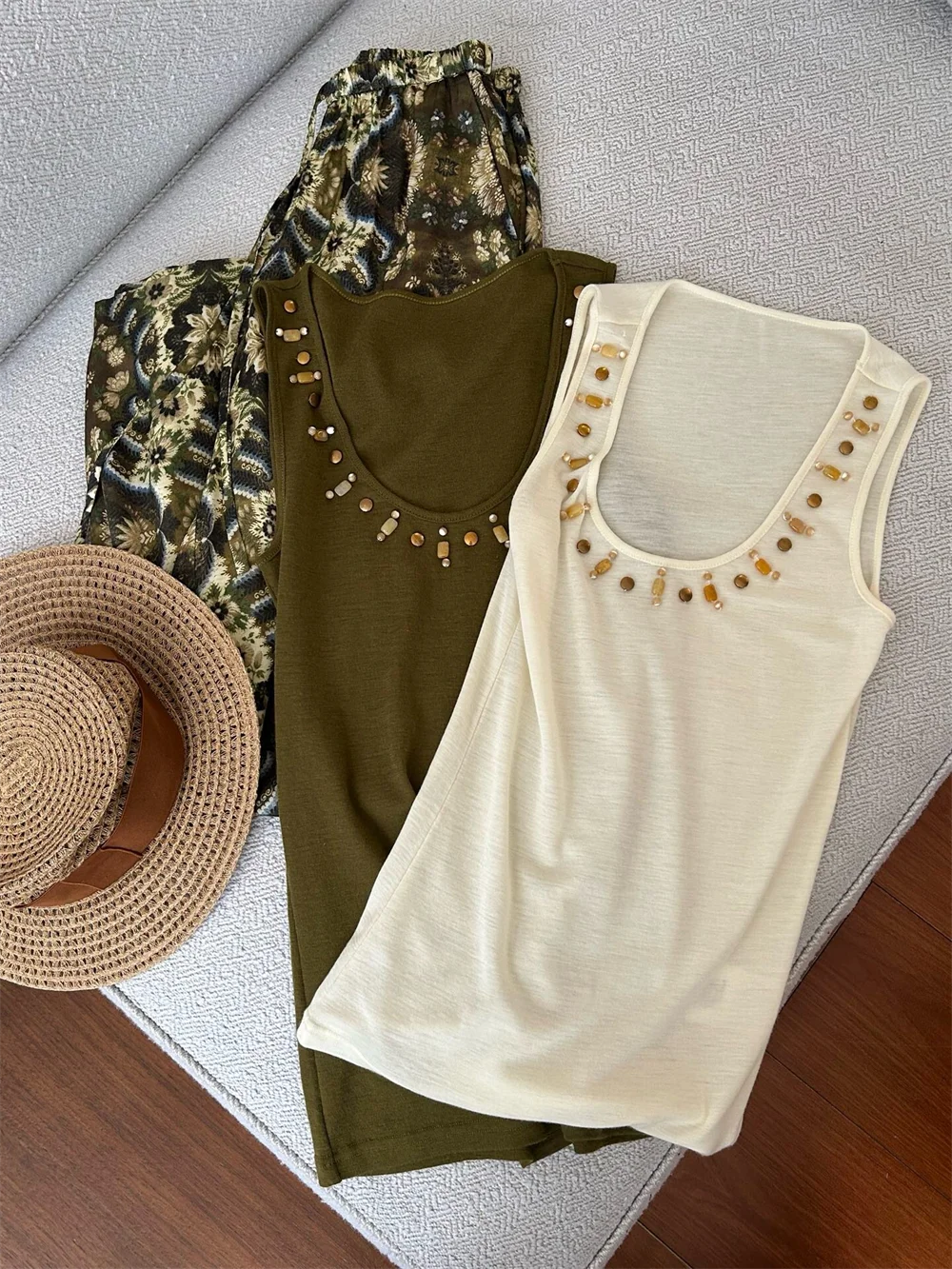 Spring/Summer Clothes Fashionable Hand-Beaded Soft Women's Tanks Top Wool Knitted Vest Bottoming
Spring/Summer Clothes Fashionable Hand-Beaded Soft Women's Tanks Top Wool Knitted Vest Bottoming