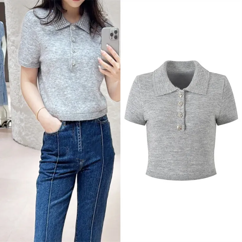 Элитная легкая вязаная футболка с коротким рукавом и воротником с бриллиантовой отделкой для женщин, осень-зима, новая европейская модная коллекция SE Home
Элитная легкая вязаная футболка с коротким рукавом и воротником с бриллиантовой отделкой для женщин, осень-зима, новая европейская модная коллекция SE Home