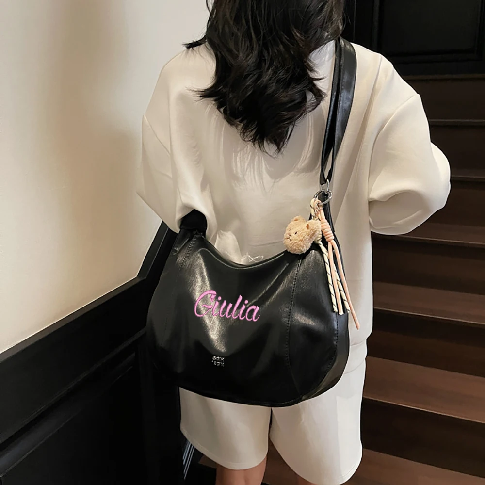 Solid Color Texture Trend Crossbody Bag, Leisure Commuting Large Capacity Bag, Soft Leather High-End Armpit Bag, With Your Name
Solid Color Texture Trend Crossbody Bag, Leisure Commuting Large Capacity Bag, Soft Leather High-End Armpit Bag, With Your Name