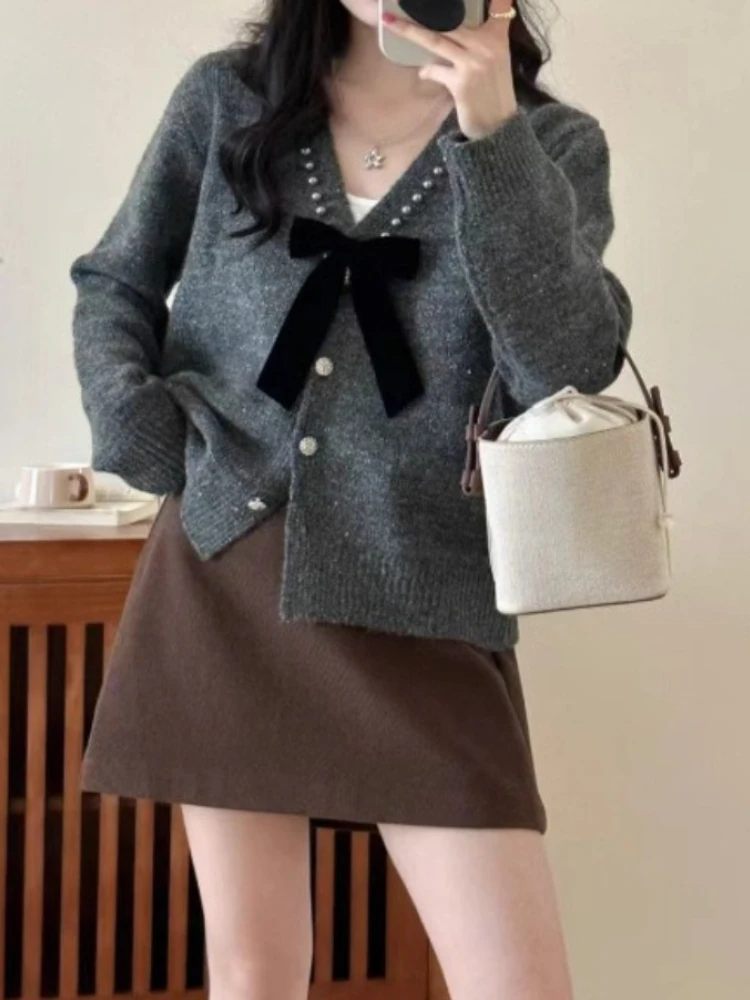 2025 Autumn Winter New Cardigan V Neck Long Sleeve Bow Patchwork Sweaters Fashion Loose Knit Tops Small Fragrance Women Clothing 
2025 Autumn Winter New Cardigan V Neck Long Sleeve Bow Patchwork Sweaters Fashion Loose Knit Tops Small Fragrance Women Clothing