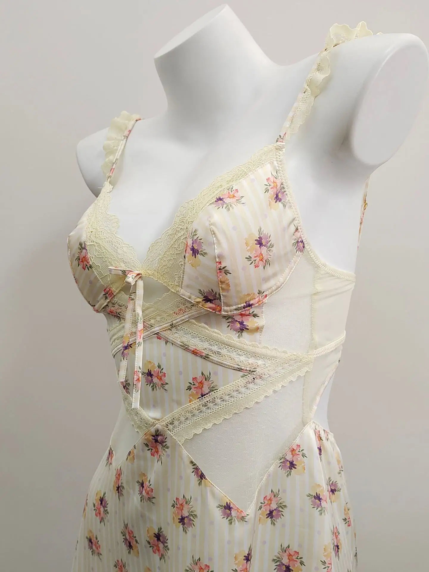 Roman Holiday Summer New Floral Print Silk Spwear with Chest Pad Vaion Sle Strap Nightgown Lightweight ort Sve
Roman Holiday Summer New Floral Print Silk Spwear with Chest Pad Vaion Sle Strap Nightgown Lightweight ort Sve