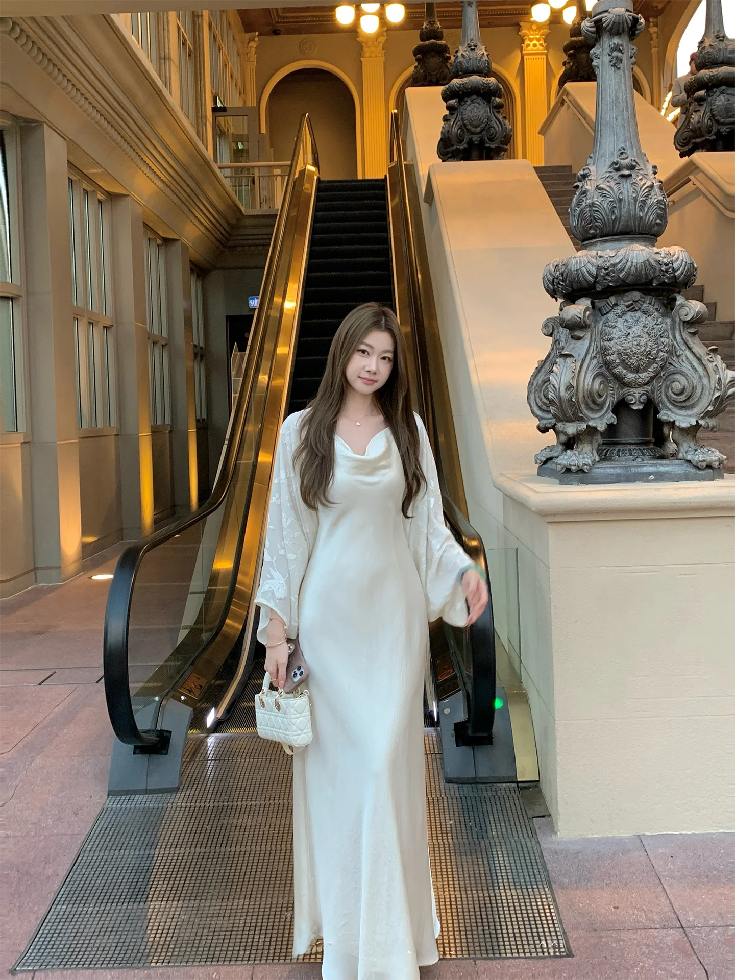 Iris Lumina Women's Acetate Satin Long Sleeve Set Summer Strap Dress High Waist Trousers Two-Piece Set Fashionable Ensemble
Iris Lumina Women's Acetate Satin Long Sleeve Set Summer Strap Dress High Waist Trousers Two-Piece Set Fashionable Ensemble