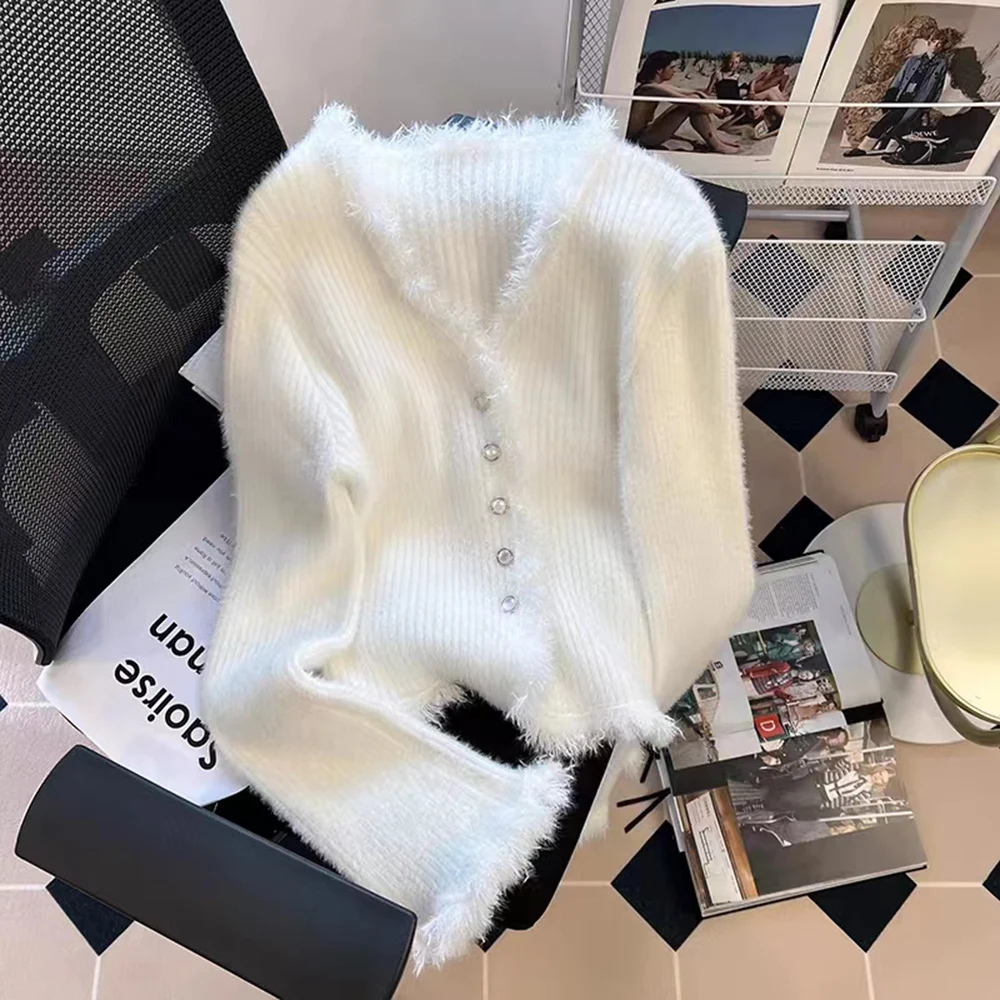 Soft Women White Knitted Sweater 2024 New Spring Autumn Pearls Single Breasted Cardigan Plush Edge Versatile Female Tops
Soft Women White Knitted Sweater 2024 New Spring Autumn Pearls Single Breasted Cardigan Plush Edge Versatile Female Tops