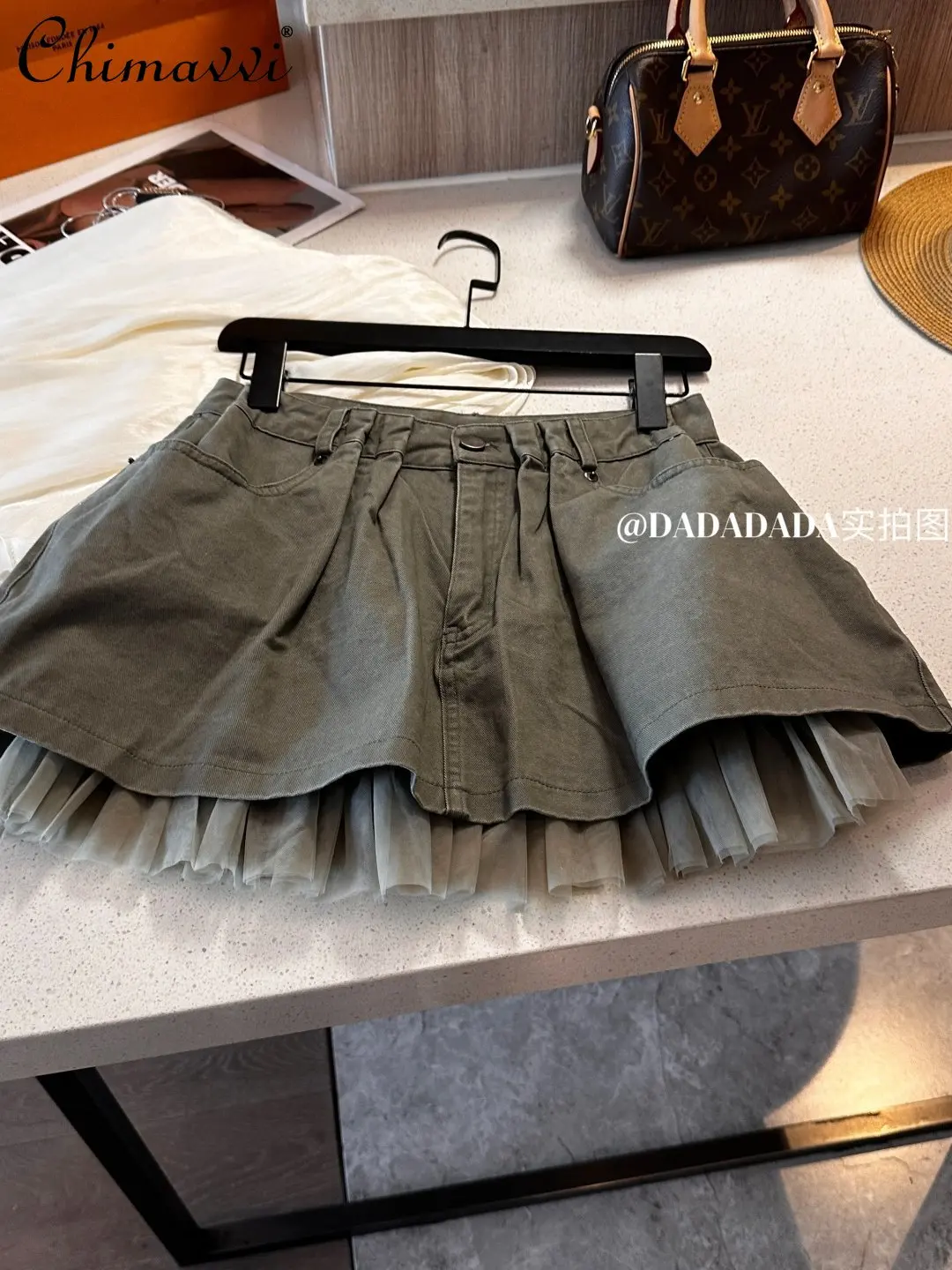 2026 Summer New Fashion Hot Girls Retro Mesh Panel Pleated Denim Mini Skirt High Waist Slimming Large Pockets Versatile Skirt
2026 Summer New Fashion Hot Girls Retro Mesh Panel Pleated Denim Mini Skirt High Waist Slimming Large Pockets Versatile Skirt