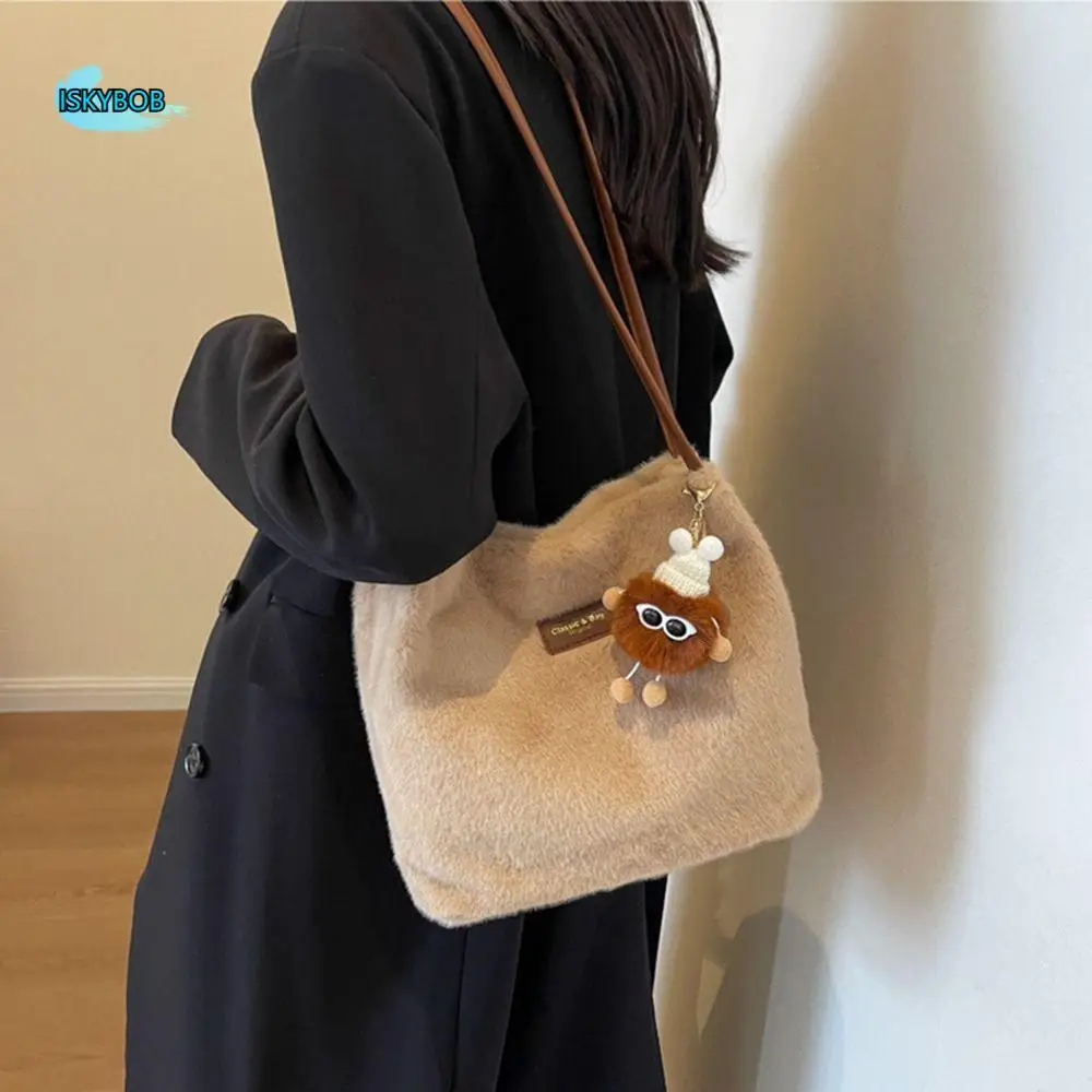 Soft Plush Large Capacity Plush Tote Portable with Handle Furry Shoulder Bag Buckle Closure Comfortable Plush Underarm Bag
Soft Plush Large Capacity Plush Tote Portable with Handle Furry Shoulder Bag Buckle Closure Comfortable Plush Underarm Bag