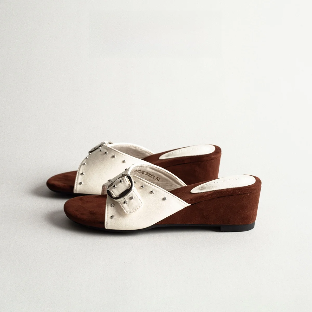Fashionable Rivet Wedge Heel Sandals Women's Outdoor Wear Match Skirts Open-Toe Slippers Beach Shoes Comfortable Breathable
Fashionable Rivet Wedge Heel Sandals Women's Outdoor Wear Match Skirts Open-Toe Slippers Beach Shoes Comfortable Breathable