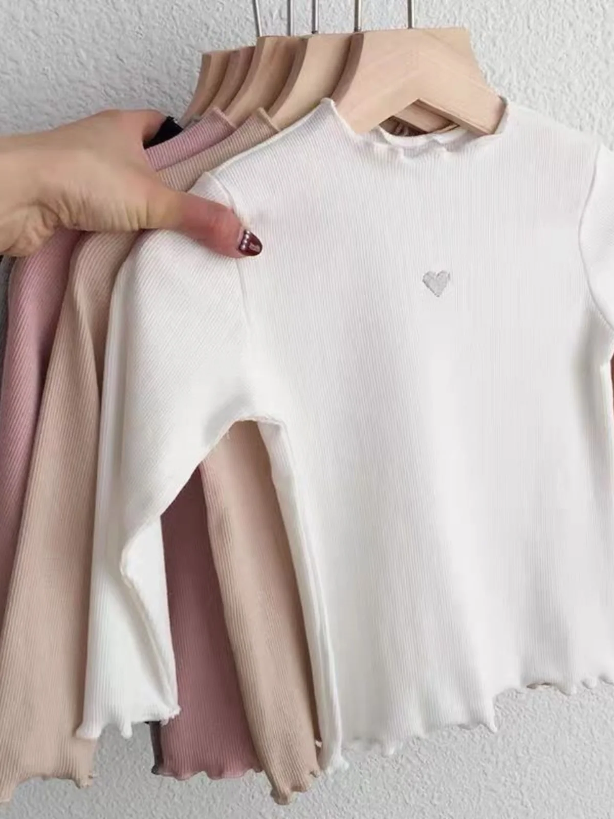 Удобная весенняя длинная футболка-база для девочек, универсальный однотонный топ, модная весенняя детская одежда
Удобная весенняя длинная футболка-база для девочек, универсальный однотонный топ, модная весенняя детская одежда