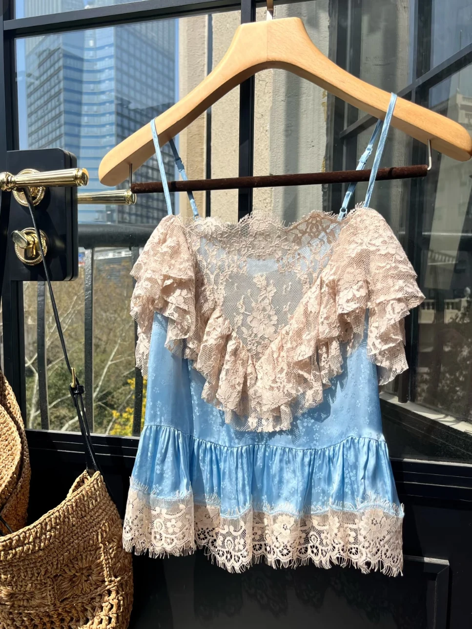 Elegant Heavy Embroidery Lace Patchwork Silk Satin Strapless Dress Heidd Summer 2026 Women's Fashion Chic Style Midi Dress
Elegant Heavy Embroidery Lace Patchwork Silk Satin Strapless Dress Heidd Summer 2026 Women's Fashion Chic Style Midi Dress