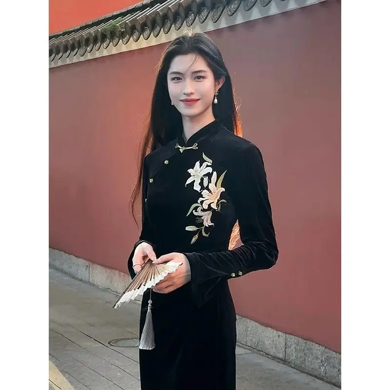 Китайский бархатный модифицированный Cheongsam, осенне-зимний стиль, женское тонкое платье с рукавами-колокольчиками, осенняя длинная юбка, изящное Ципао
Китайский бархатный модифицированный Cheongsam, осенне-зимний стиль, женское тонкое платье с рукавами-колокольчиками, осенняя длинная юбка, изящное Ципао