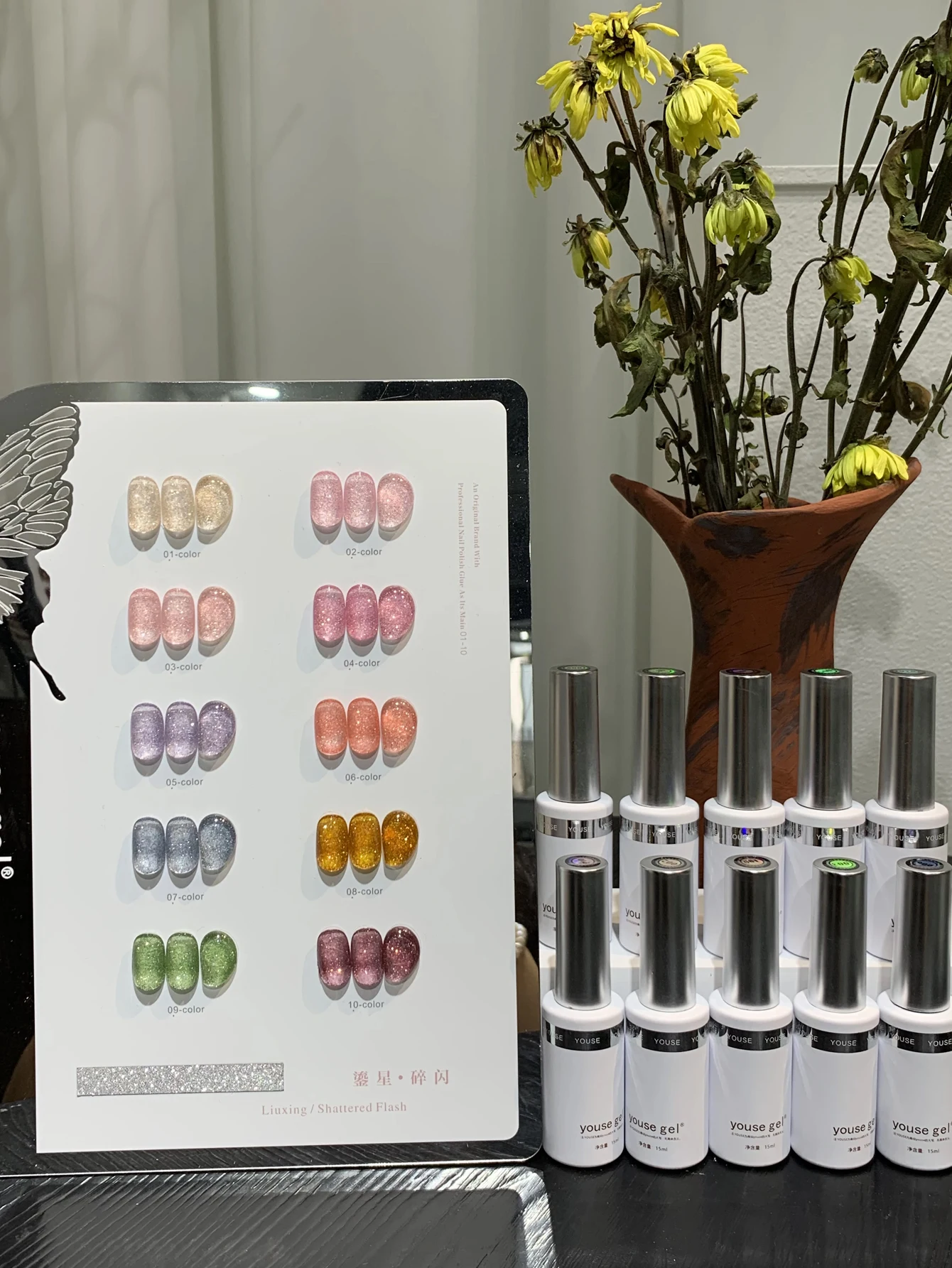 Набор из 10 цветных гель-лаков с блестками и эффектом отражения света, с цветовой палитрой, УФ-гелем и материалами для нейл-арта; подходит для маникюра.
Набор из 10 цветных гель-лаков с блестками и эффектом отражения света, с цветовой палитрой, УФ-гелем и материалами для нейл-арта; подходит для маникюра.