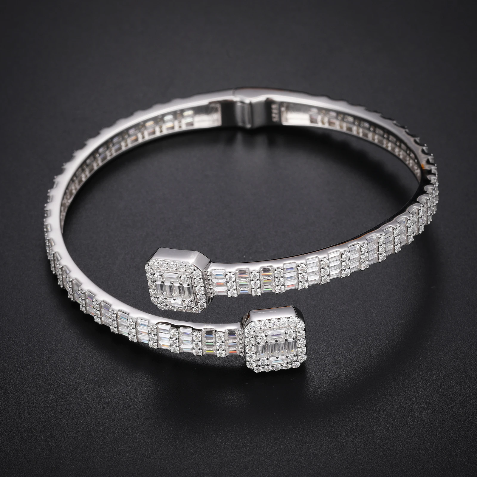 Luxury Jewelry Iced out VVS Moissanite Misaligned Open Bracelet S925 Sterling Silver For Women Men Hiphop Jewelry Gifts
Luxury Jewelry Iced out VVS Moissanite Misaligned Open Bracelet S925 Sterling Silver For Women Men Hiphop Jewelry Gifts