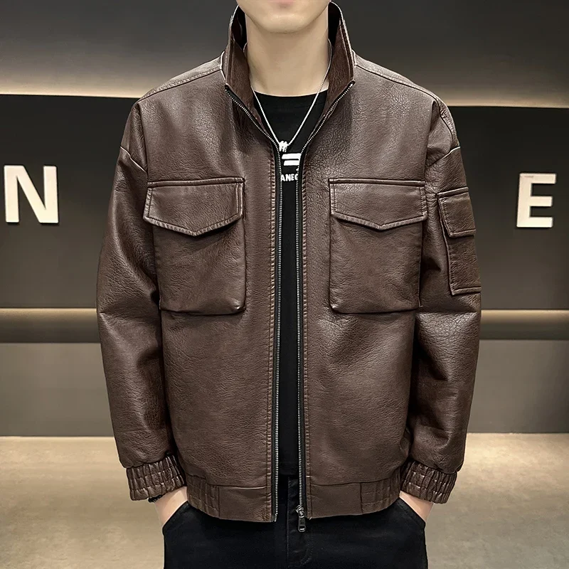 Новая, стильная и модная мужская куртка из искусственной кожи с лацканами осенью и зимой, высококачественная, ветрозащитная и универсальная куртка.
Новая, стильная и модная мужская куртка из искусственной кожи с лацканами осенью и зимой, высококачественная, ветрозащитная и универсальная куртка.