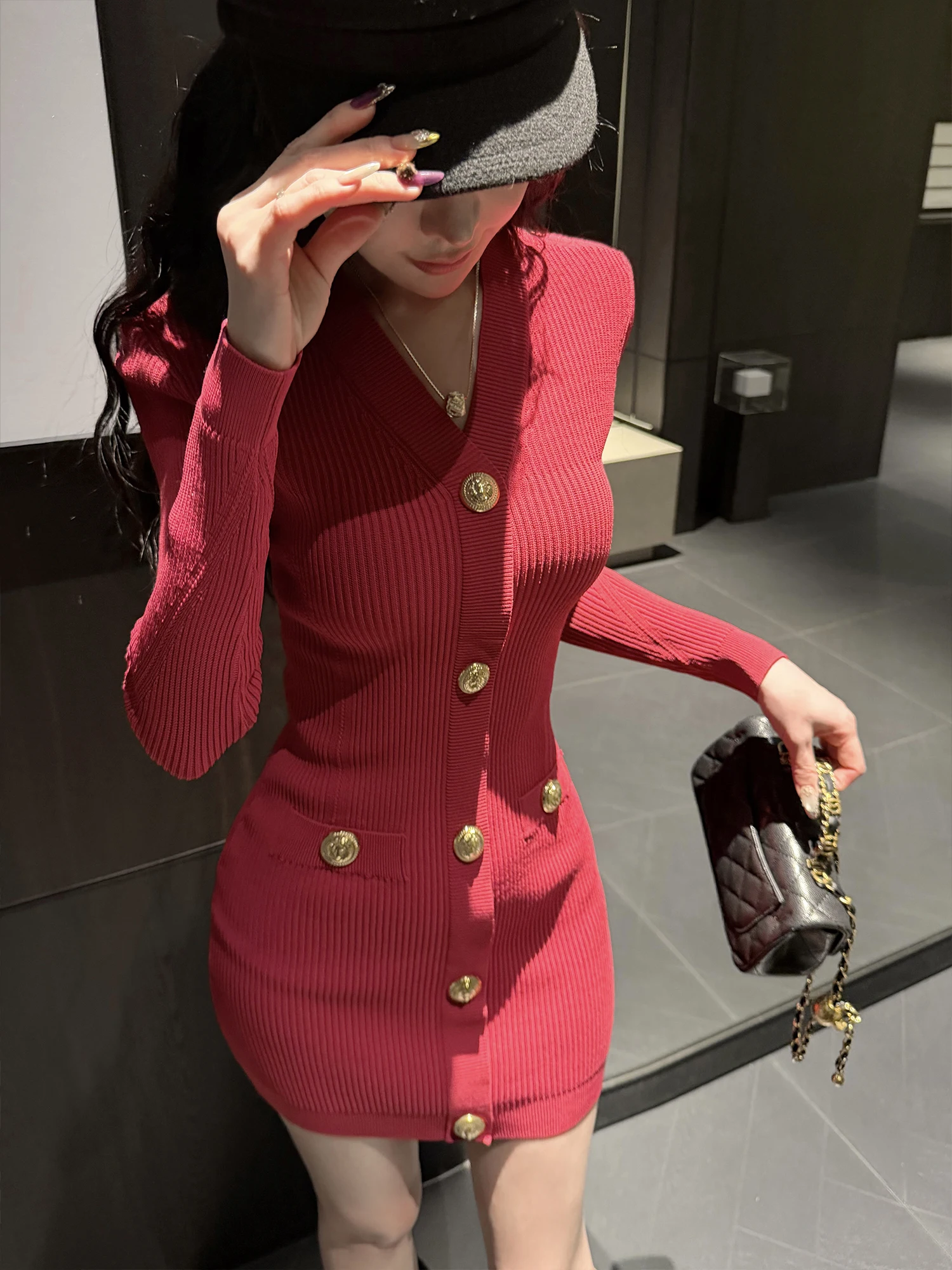 Женское вязаное платье-халат LADIESFIRST с V-образным вырезом, золотыми пуговицами, приталенное, для деловых встреч и повседневной носки, из зимней коллекции.
Женское вязаное платье-халат LADIESFIRST с V-образным вырезом, золотыми пуговицами, приталенное, для деловых встреч и повседневной носки, из зимней коллекции.