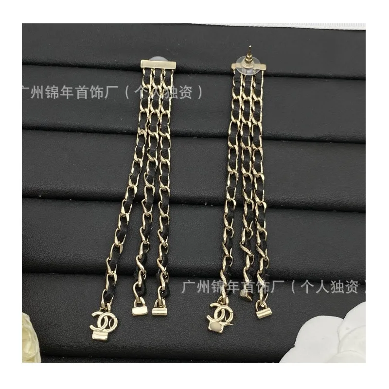 Small Leather Chain Tassel Double Stud Earrings Light Luxury Black Gold Temperament Earrings High Sense Versatile Commuter Earri
Small Leather Chain Tassel Double Stud Earrings Light Luxury Black Gold Temperament Earrings High Sense Versatile Commuter Earri