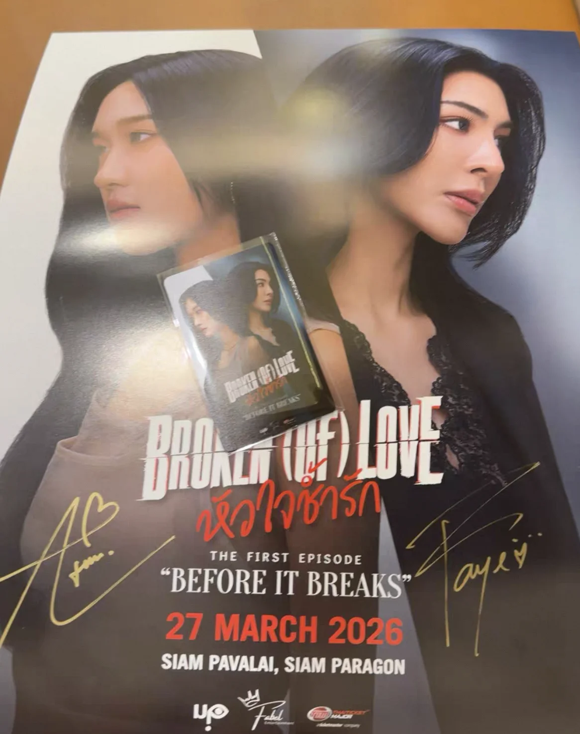 FayeAtom Broken Of Love Premiere Signature Poster with card official original In stock
FayeAtom Broken Of Love Premiere Signature Poster with card official original In stock