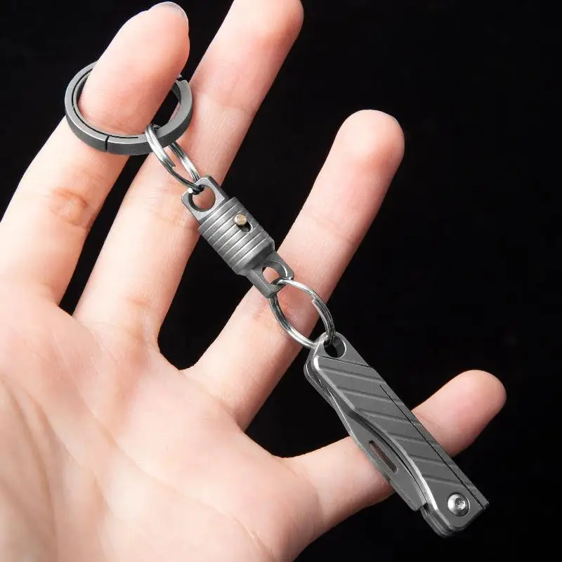 New Titanium Alloy Keychain With Lock Buckle Can Rotate 360 ° Outdoor EDC Tools
New Titanium Alloy Keychain With Lock Buckle Can Rotate 360 ° Outdoor EDC Tools