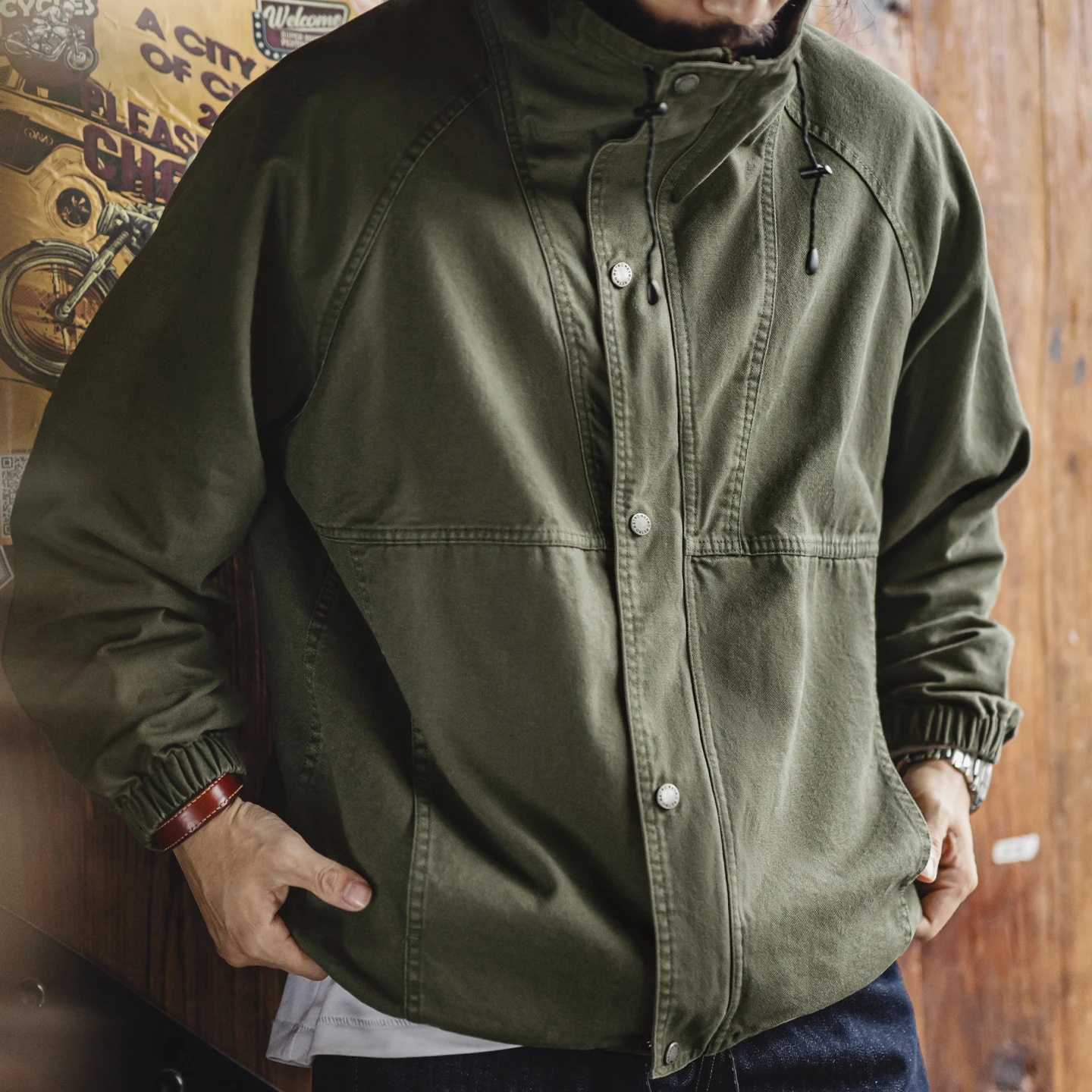 Maden Men's Vintage M-65 Field Jacket Green Cotton Zipper Army Coat Stand Collar Drawstring Windbreaker for Spring and Fall
Maden Men's Vintage M-65 Field Jacket Green Cotton Zipper Army Coat Stand Collar Drawstring Windbreaker for Spring and Fall