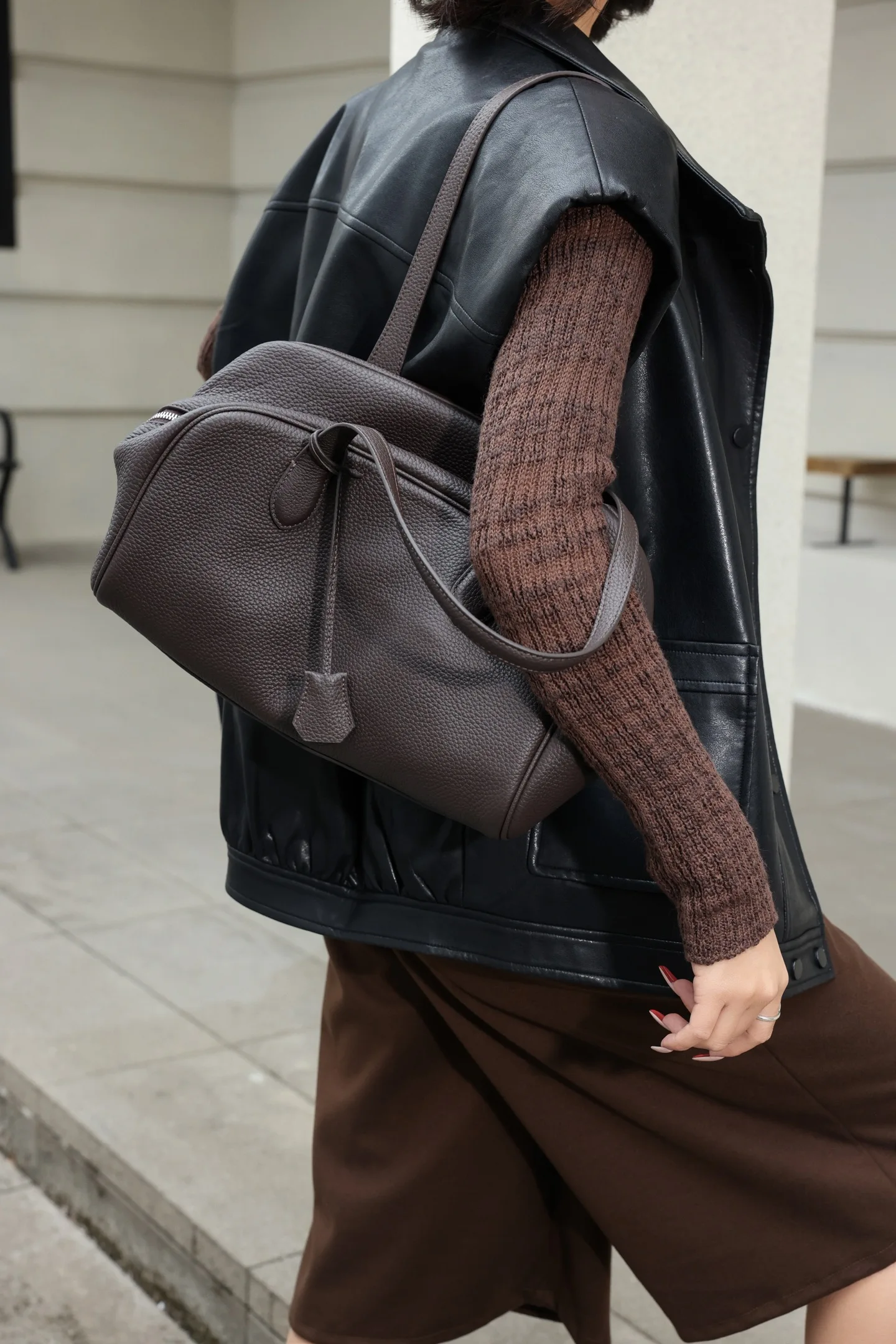 2026 New Arrival Minimalist Design Boston Bag, Top-grain Cowhide Luxury Large-capacity Shoulder Pillow Bag
2026 New Arrival Minimalist Design Boston Bag, Top-grain Cowhide Luxury Large-capacity Shoulder Pillow Bag