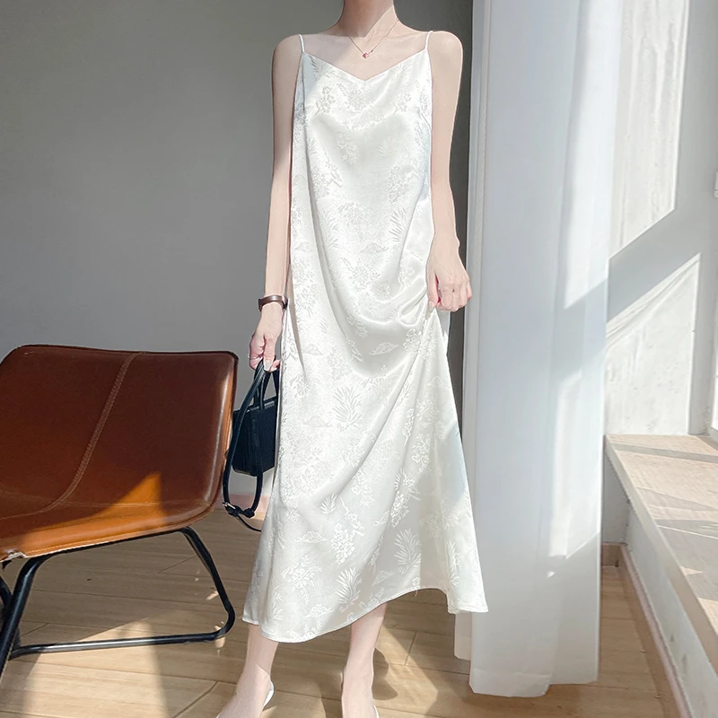 Jacquard V-neck Camisole Dress For Women, Acetate Satin With a Hanging Sensation, A-line Skirt, Loose Slimming Bottom Long Skirt
Jacquard V-neck Camisole Dress For Women, Acetate Satin With a Hanging Sensation, A-line Skirt, Loose Slimming Bottom Long Skirt