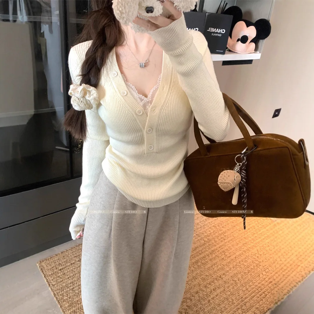 Вязаный свитер с V-образным вырезом и длинными рукавами на осень и зиму 2025, сладкий и пряный, с белым базовым верхом для женской одежды.
Вязаный свитер с V-образным вырезом и длинными рукавами на осень и зиму 2025, сладкий и пряный, с белым базовым верхом для женской одежды.