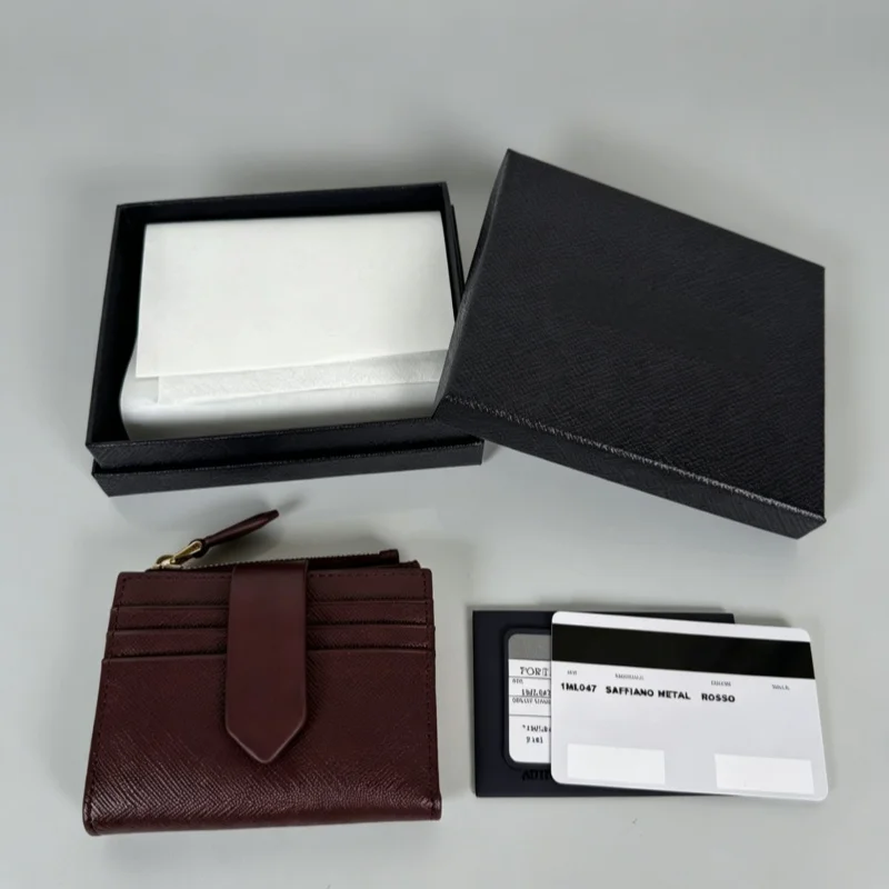 Brand Discount Short Wallet 2MC066 1ML047 Casual Wallet High-end Couple Card Holder Genuine Leather Wallet Perfect High-end Gift
Brand Discount Short Wallet 2MC066 1ML047 Casual Wallet High-end Couple Card Holder Genuine Leather Wallet Perfect High-end Gift