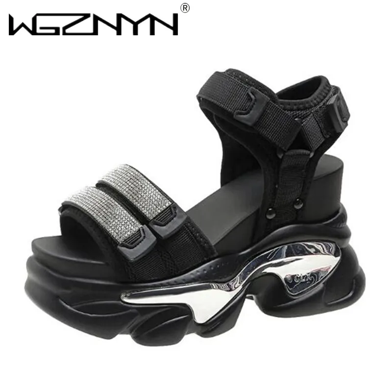 2023 летние женские сандалии на высокой платформе с пряжкой, блестящая обувь на танкетке 10 см, модные уличные массивные сандалии, пляжные повседневные женские шлепанцы
2023 летние женские сандалии на высокой платформе с пряжкой, блестящая обувь на танкетке 10 см, модные уличные массивные сандалии, пляжные повседневные женские шлепанцы