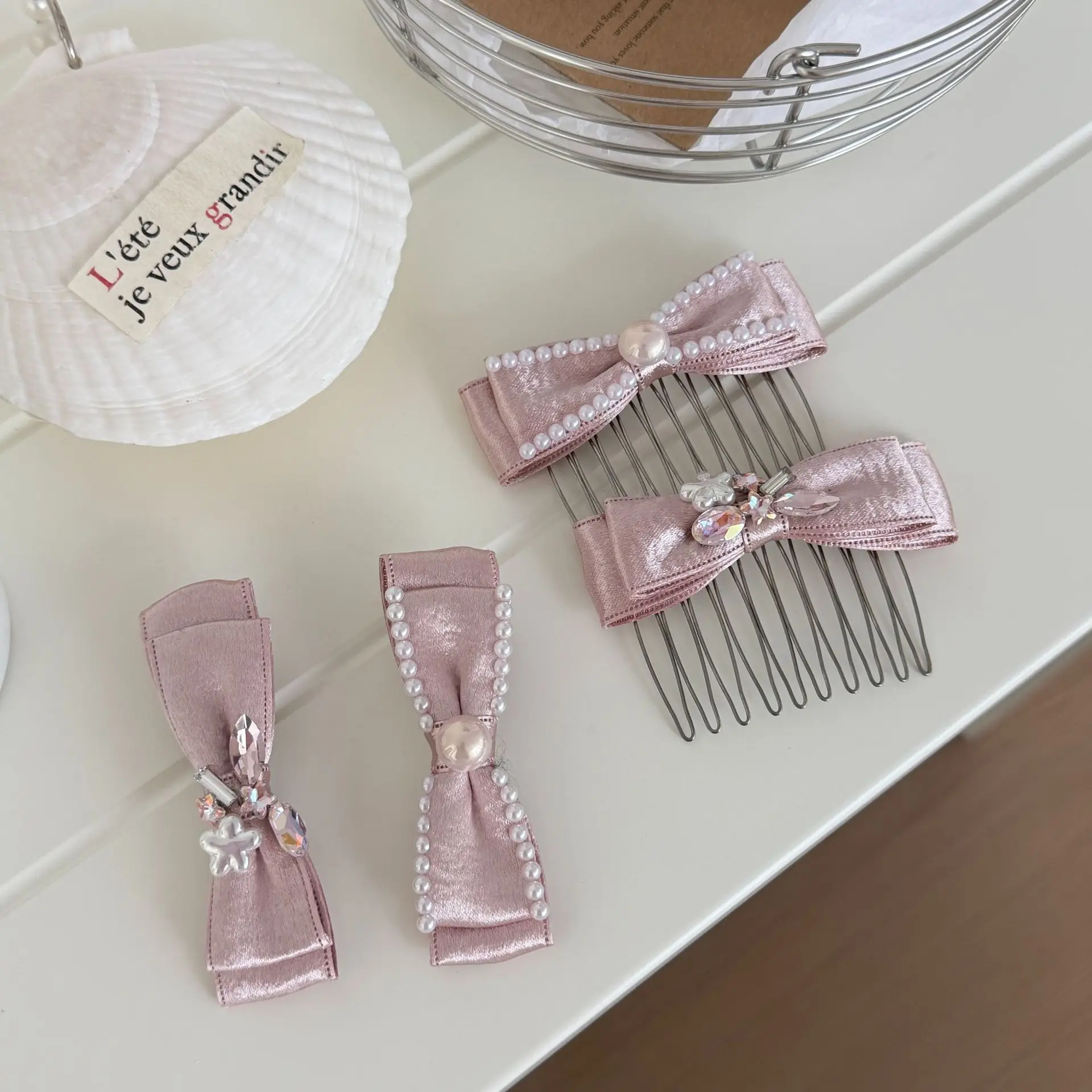 High Quality Pearl Rhinestone Hair Comb Floral Design Pink Satin Bow for Bangs and Flyaway Hair Women Daily Office Use
High Quality Pearl Rhinestone Hair Comb Floral Design Pink Satin Bow for Bangs and Flyaway Hair Women Daily Office Use