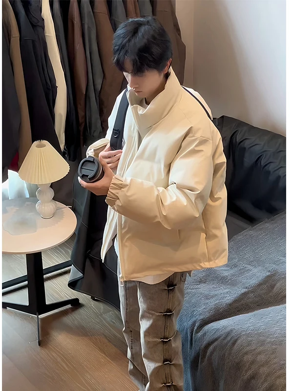 Мужская утепленная куртка-пуховик в ретро-американском стиле из искусственной кожи с вышивкой, с воротником-стойкой, для активного отдыха
Мужская утепленная куртка-пуховик в ретро-американском стиле из искусственной кожи с вышивкой, с воротником-стойкой, для активного отдыха