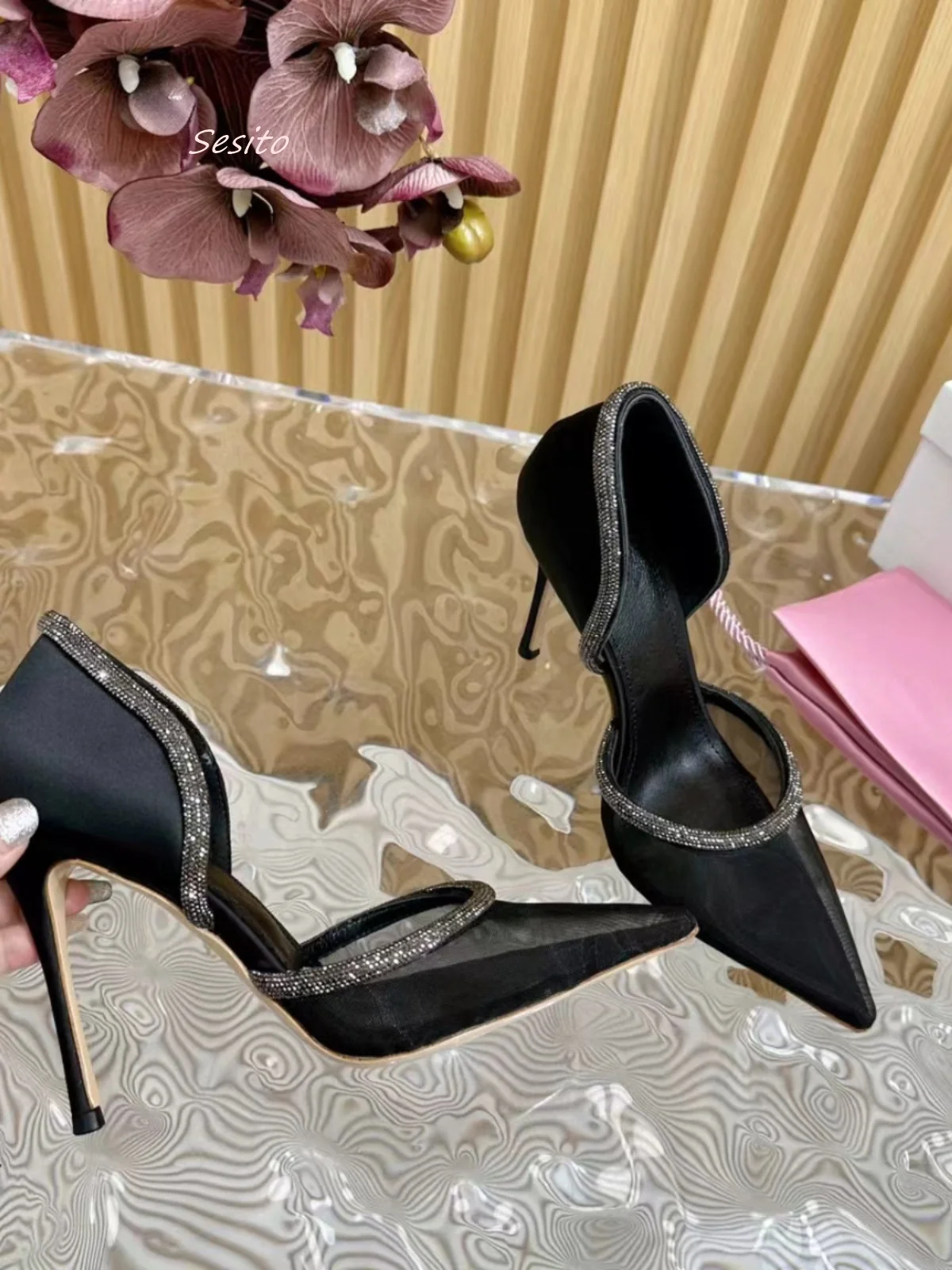 Pointed Toe Mesh Pumps Rhinestone Straps Edges Slip On Stiletto Heels Sandals Summer Hollow Classic Fashion Party Dress Shoes
Pointed Toe Mesh Pumps Rhinestone Straps Edges Slip On Stiletto Heels Sandals Summer Hollow Classic Fashion Party Dress Shoes