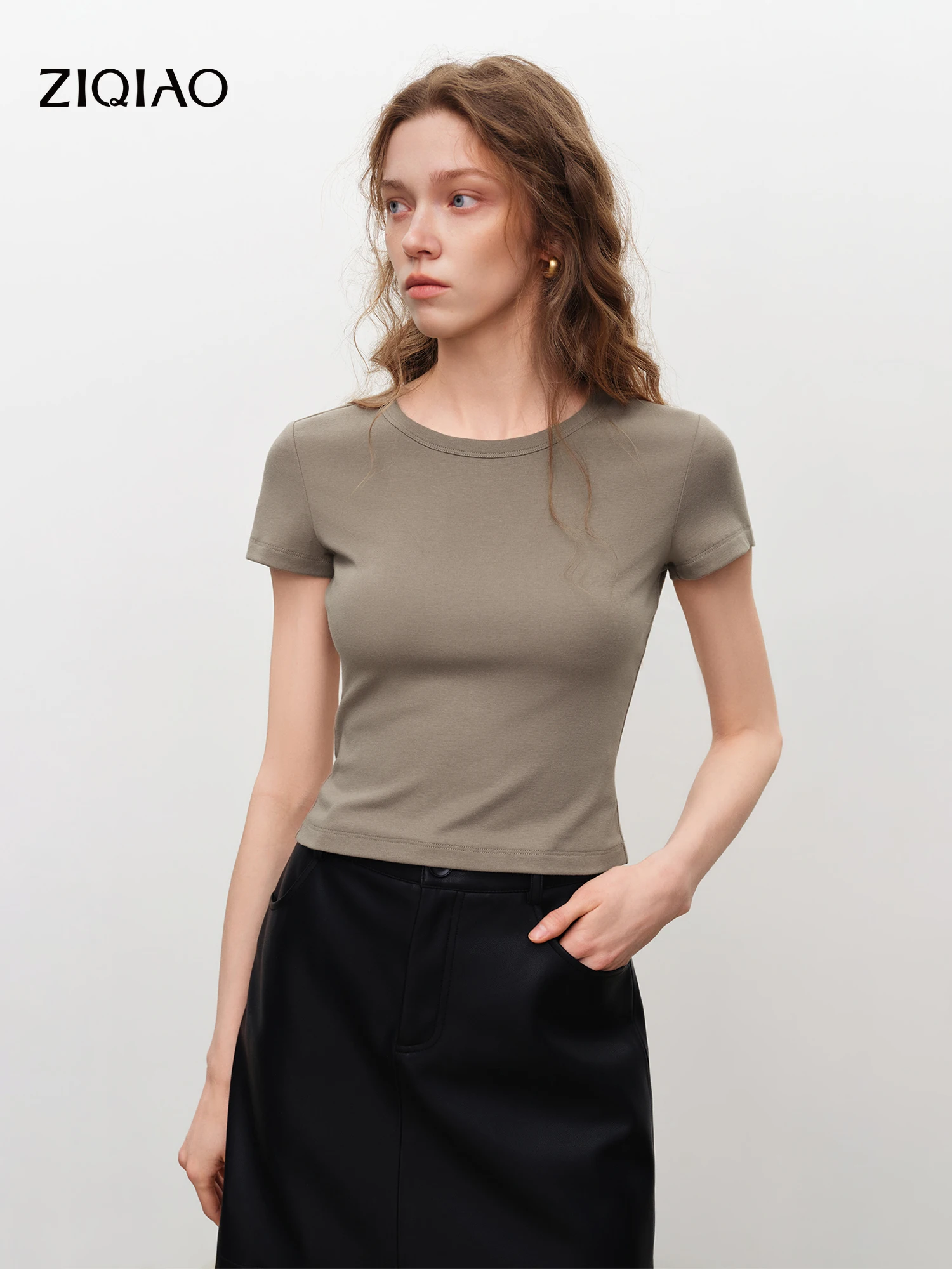 ZIQIAO 2026 Summer Women's Solid Color Fitted Short Sleeve T-Shirt with Stretch for Daily and Office Wear
ZIQIAO 2026 Summer Women's Solid Color Fitted Short Sleeve T-Shirt with Stretch for Daily and Office Wear