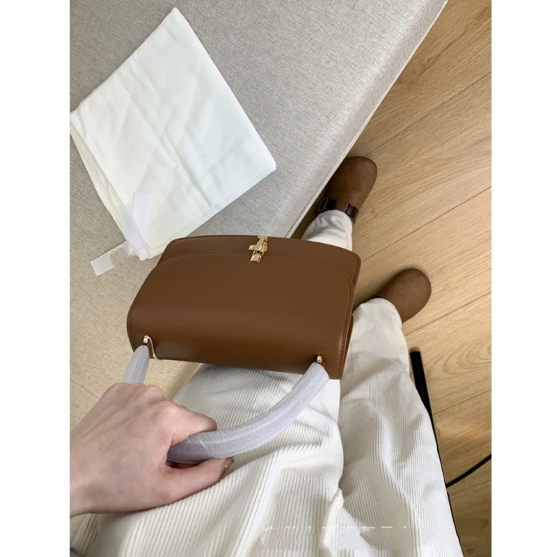 25 year new high-end top layer cowhide metal buckle small flip retro hand-held tofu bag
25 year new high-end top layer cowhide metal buckle small flip retro hand-held tofu bag