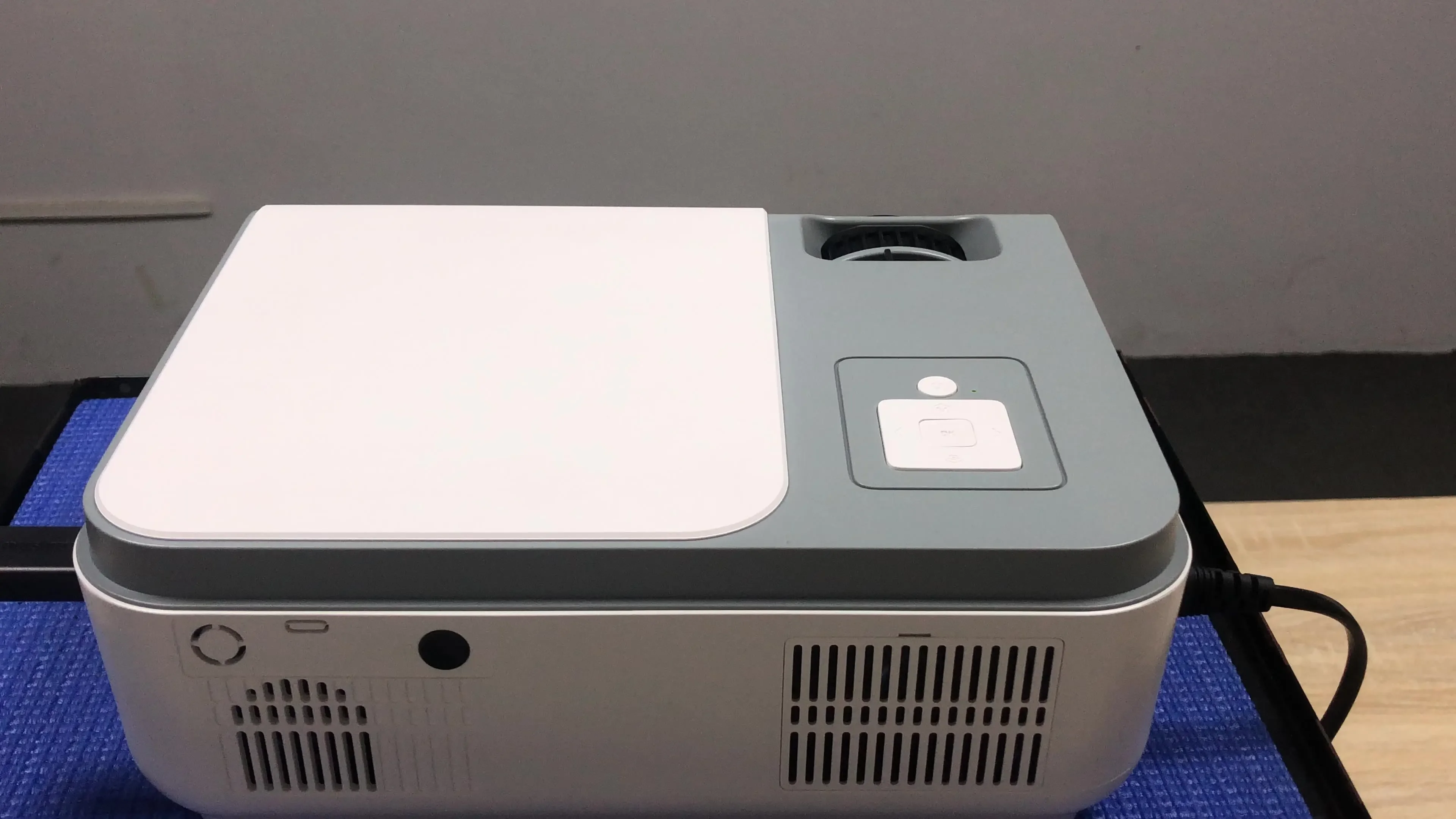 2021 Newest Design Full HD 1080P Home Theater Projector C50 Mini Multimedia Portable Video Projector
2021 Newest Design Full HD 1080P Home Theater Projector C50 Mini Multimedia Portable Video Projector
