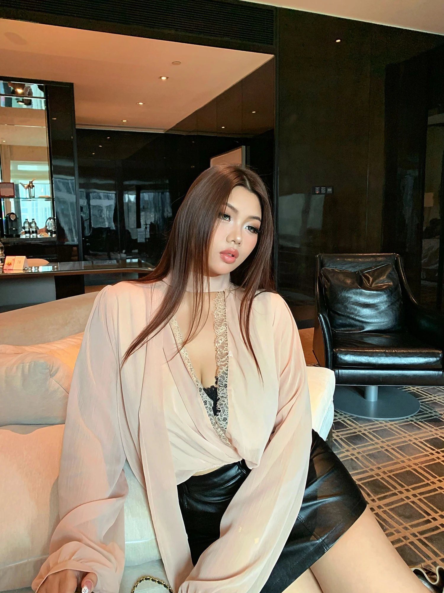 Свободная блузка с длинным рукавом и V-образным вырезом для женщин больших размеров, осенний модный дизайн, стройнящий топ во французском стиле из полиэстера, рукава-фонарики.
Свободная блузка с длинным рукавом и V-образным вырезом для женщин больших размеров, осенний модный дизайн, стройнящий топ во французском стиле из полиэстера, рукава-фонарики.