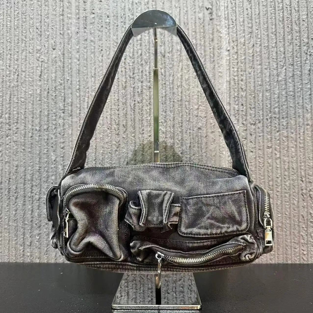 Fashionable Motorcycle Bag With Multiple Pockets Underarm Bag 2025 New Retro Women Handbag Denim Shoulder Bag
Fashionable Motorcycle Bag With Multiple Pockets Underarm Bag 2025 New Retro Women Handbag Denim Shoulder Bag