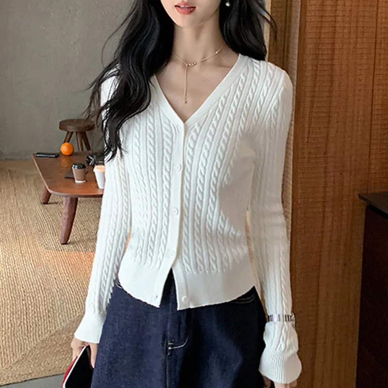 Knitted Sweater Women Cardigans New Long Sleeve V-Neck Black Knit Sweater Cardigan Women Tops Knitwears Sueters De Mujer Q1107
Knitted Sweater Women Cardigans New Long Sleeve V-Neck Black Knit Sweater Cardigan Women Tops Knitwears Sueters De Mujer Q1107