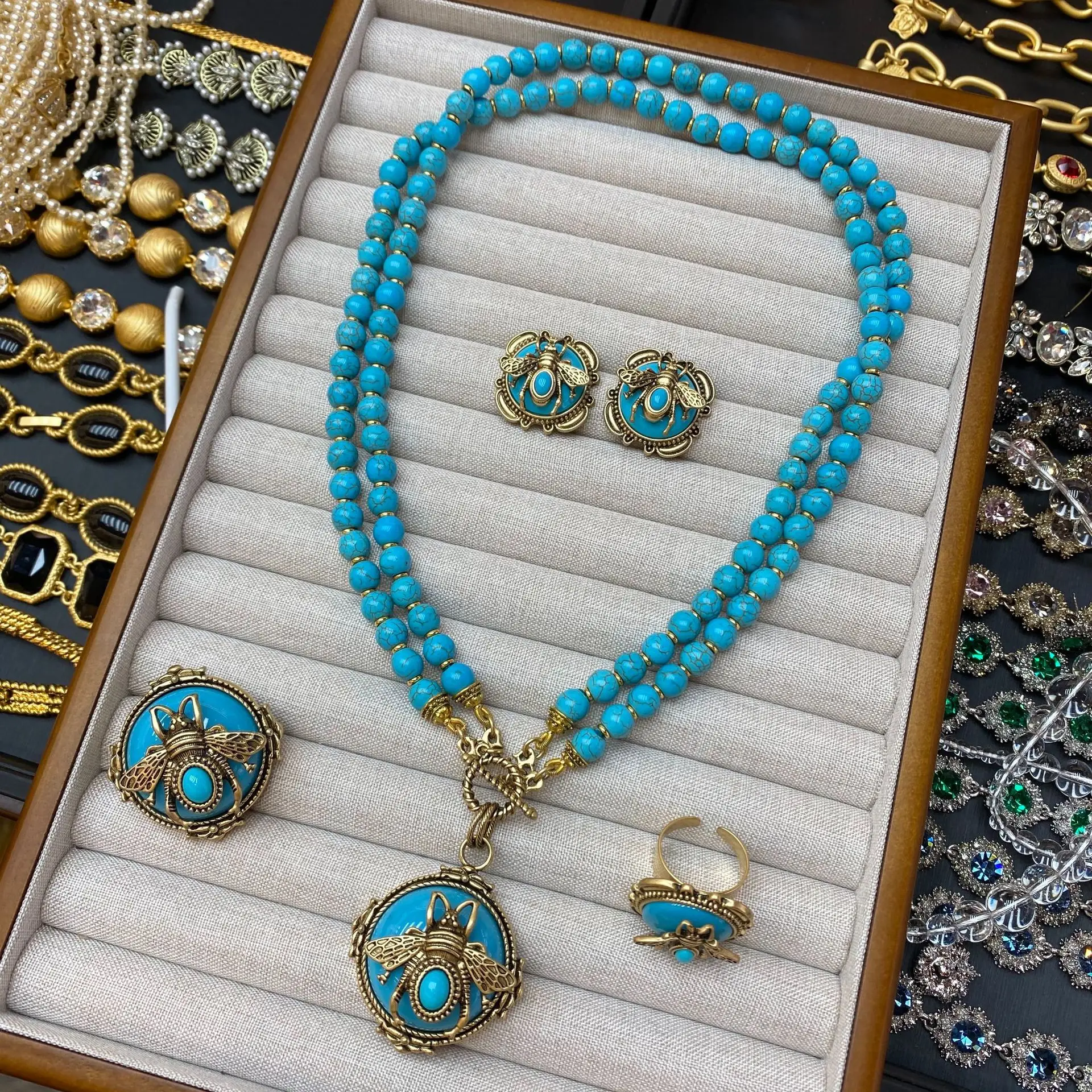 Vintage Elegant Court Style Inlaid Turquoise Necklace Earrings Ring Set Fashionable High-End Women'S Jewelry Wedding Dress Acces
Vintage Elegant Court Style Inlaid Turquoise Necklace Earrings Ring Set Fashionable High-End Women'S Jewelry Wedding Dress Acces