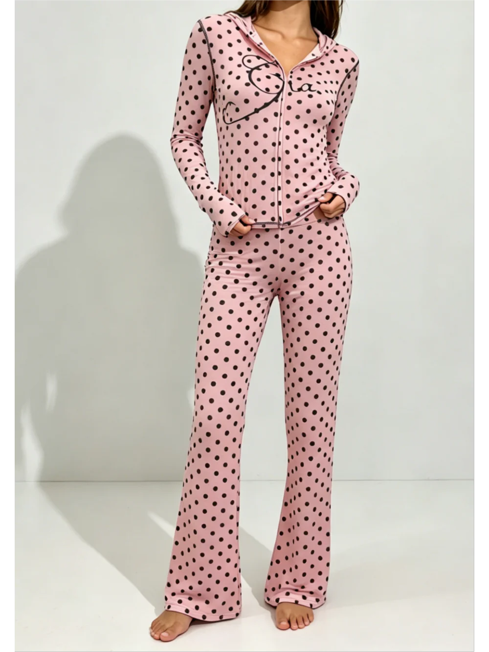 2026 new retro polka dot letter printed hooded top, micro flared pants, daily home casual suit, street fashion, versatile, niche
2026 new retro polka dot letter printed hooded top, micro flared pants, daily home casual suit, street fashion, versatile, niche