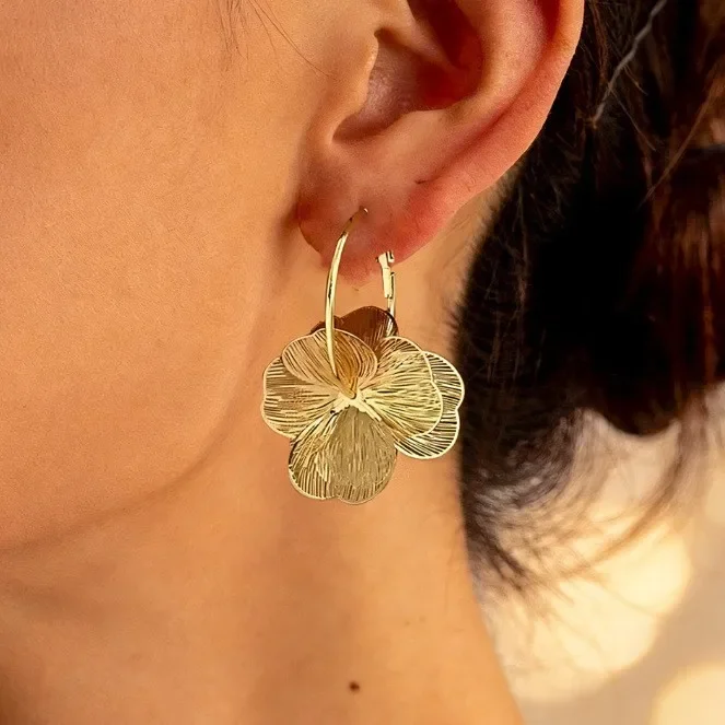 A pair of golden flower earrings, the shape is chic and the atmosphere is full, the sweet temperament is full, the daily wear is versatile and colorful, and it is very suitable for self-use gifts.
A pair of golden flower earrings, the shape is chic and the atmosphere is full, the sweet temperament is full, the daily wear is versatile and colorful, and it is very suitable for self-use gifts.