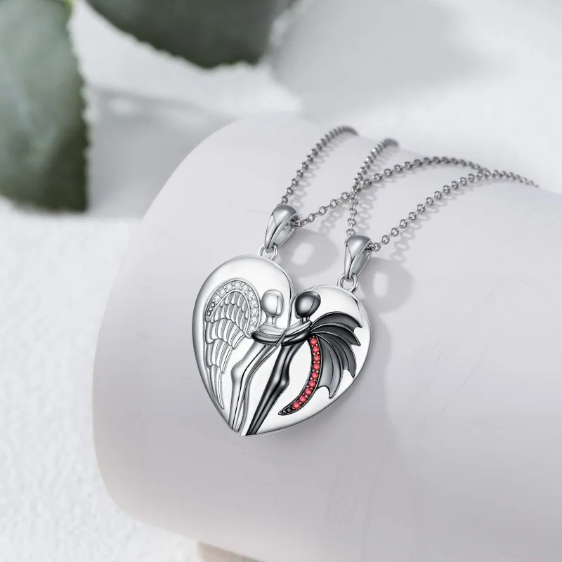 European and American personality couple splicing love pendant black and white angel Valentine's Day hug collarbone chain heart necklace
European and American personality couple splicing love pendant black and white angel Valentine's Day hug collarbone chain heart necklace