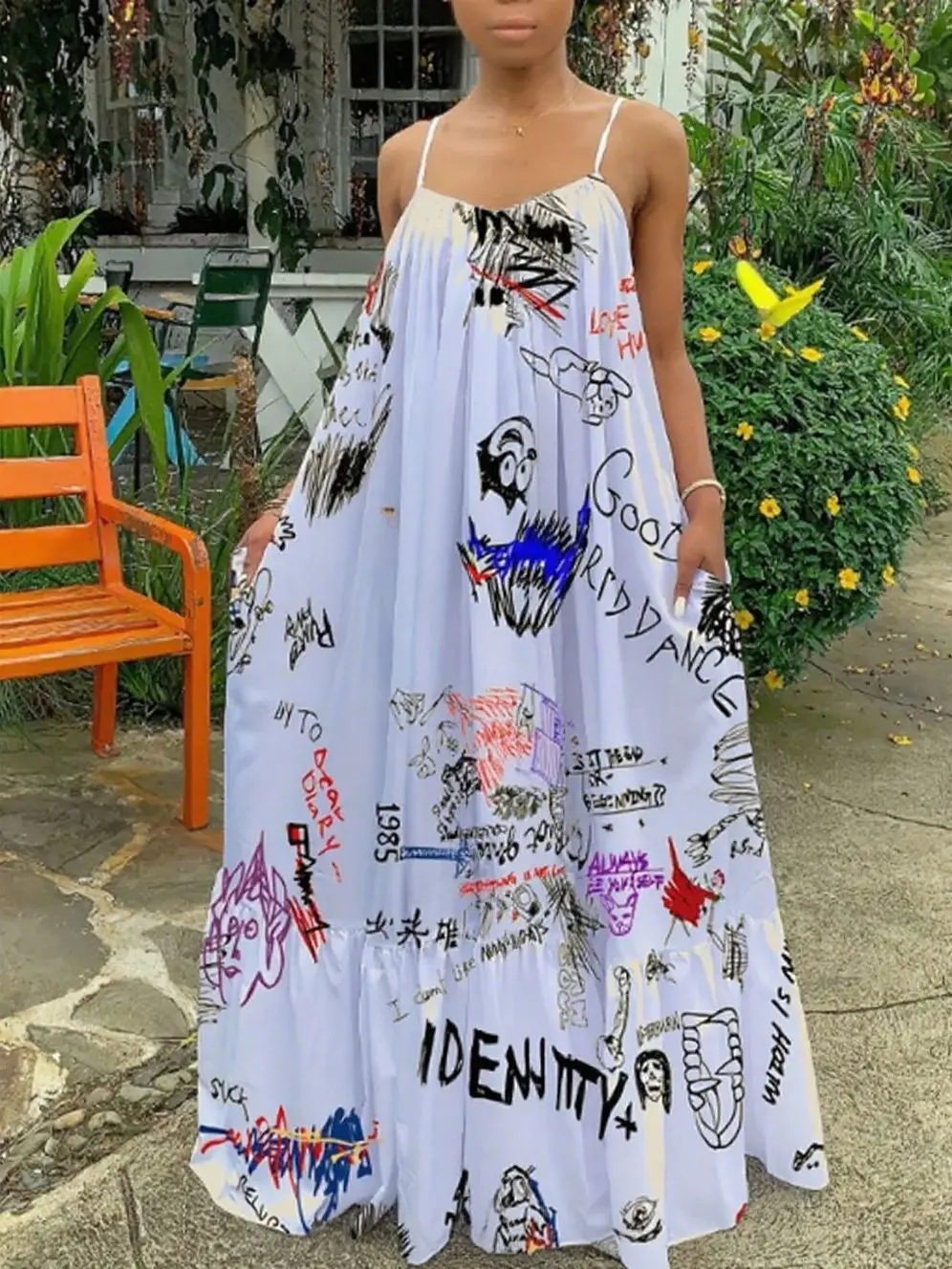 Уличные художники имеют визуальное чувство граффити и платья-комбинации.
Уличные художники имеют визуальное чувство граффити и платья-комбинации.