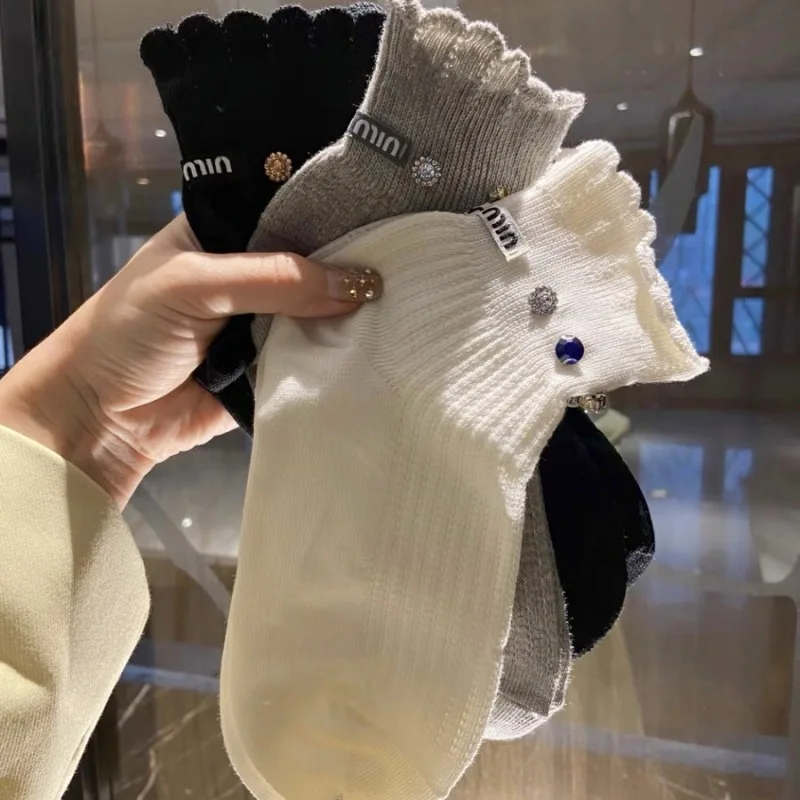 European Light Luxury Trend Heel M Letter Personality Set Diamond Lace Mesh Breathable Women Lovely Sweet Socks
European Light Luxury Trend Heel M Letter Personality Set Diamond Lace Mesh Breathable Women Lovely Sweet Socks