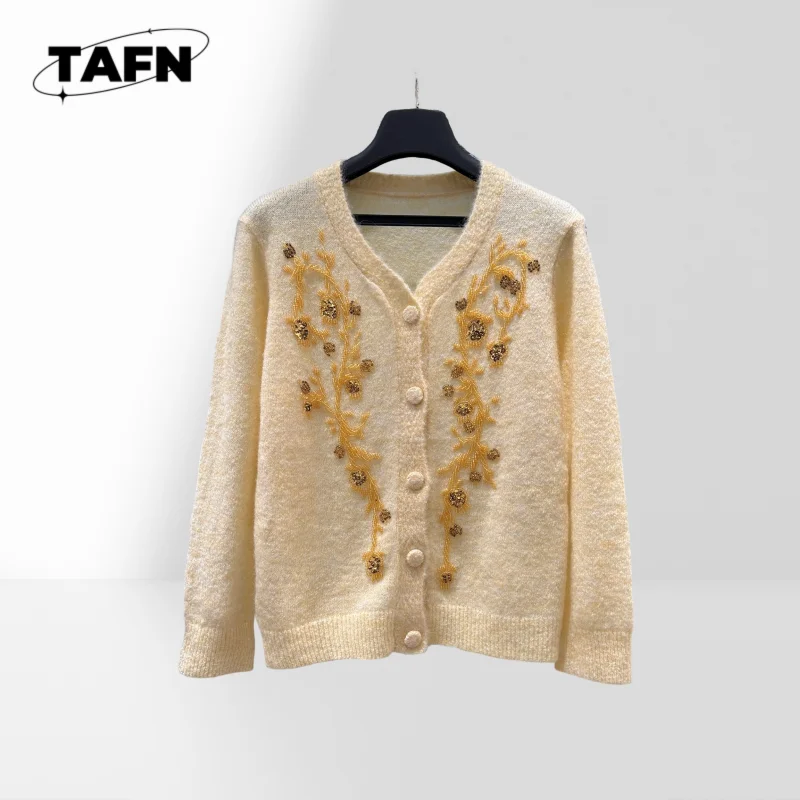 Premium Cashmere Cardigan – Retro Chic and Cozy for Casual Occasions Vintage Style and Cozy Warmth for Everyday Wear AJ0910
Premium Cashmere Cardigan – Retro Chic and Cozy for Casual Occasions Vintage Style and Cozy Warmth for Everyday Wear AJ0910