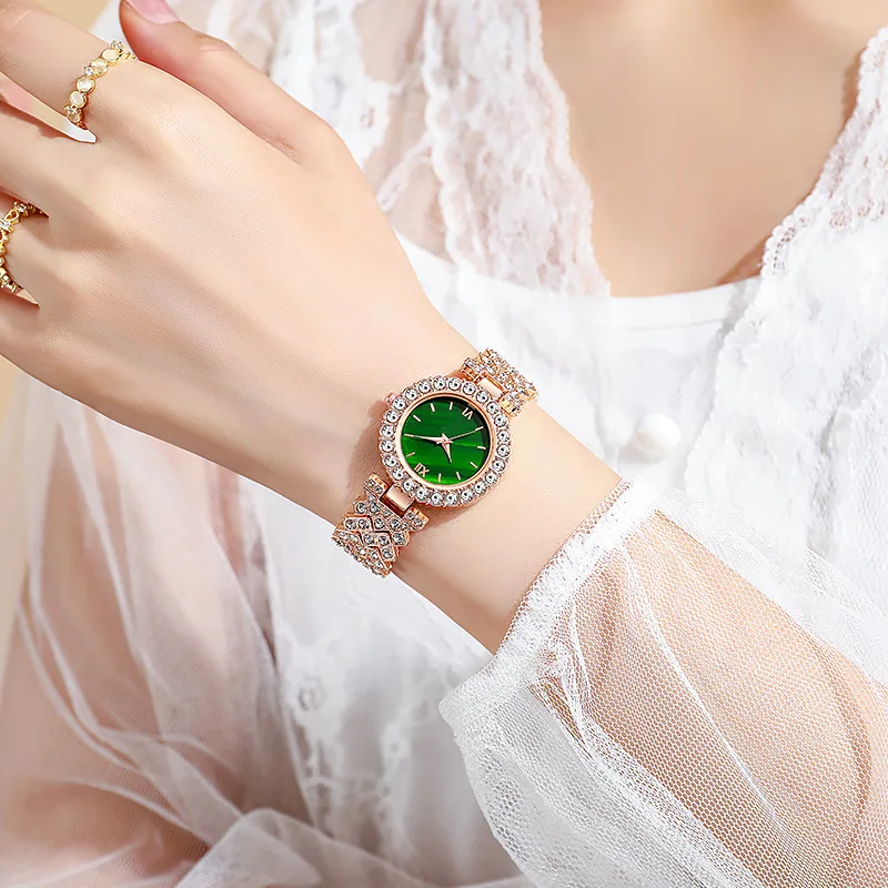 New Fashion Women's Bracelet Watch with Diamond Set, Green Face Watch, Niche Personality, High Fashion Women's Quartz Watch
New Fashion Women's Bracelet Watch with Diamond Set, Green Face Watch, Niche Personality, High Fashion Women's Quartz Watch