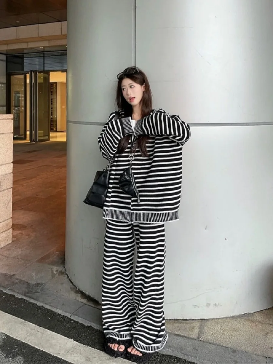 American Retro Two-piece Set Striped Hooded Knitted Jacket Cardigan Loose Long Wide-leg Pants Women's Autumn Winter New Suit
American Retro Two-piece Set Striped Hooded Knitted Jacket Cardigan Loose Long Wide-leg Pants Women's Autumn Winter New Suit