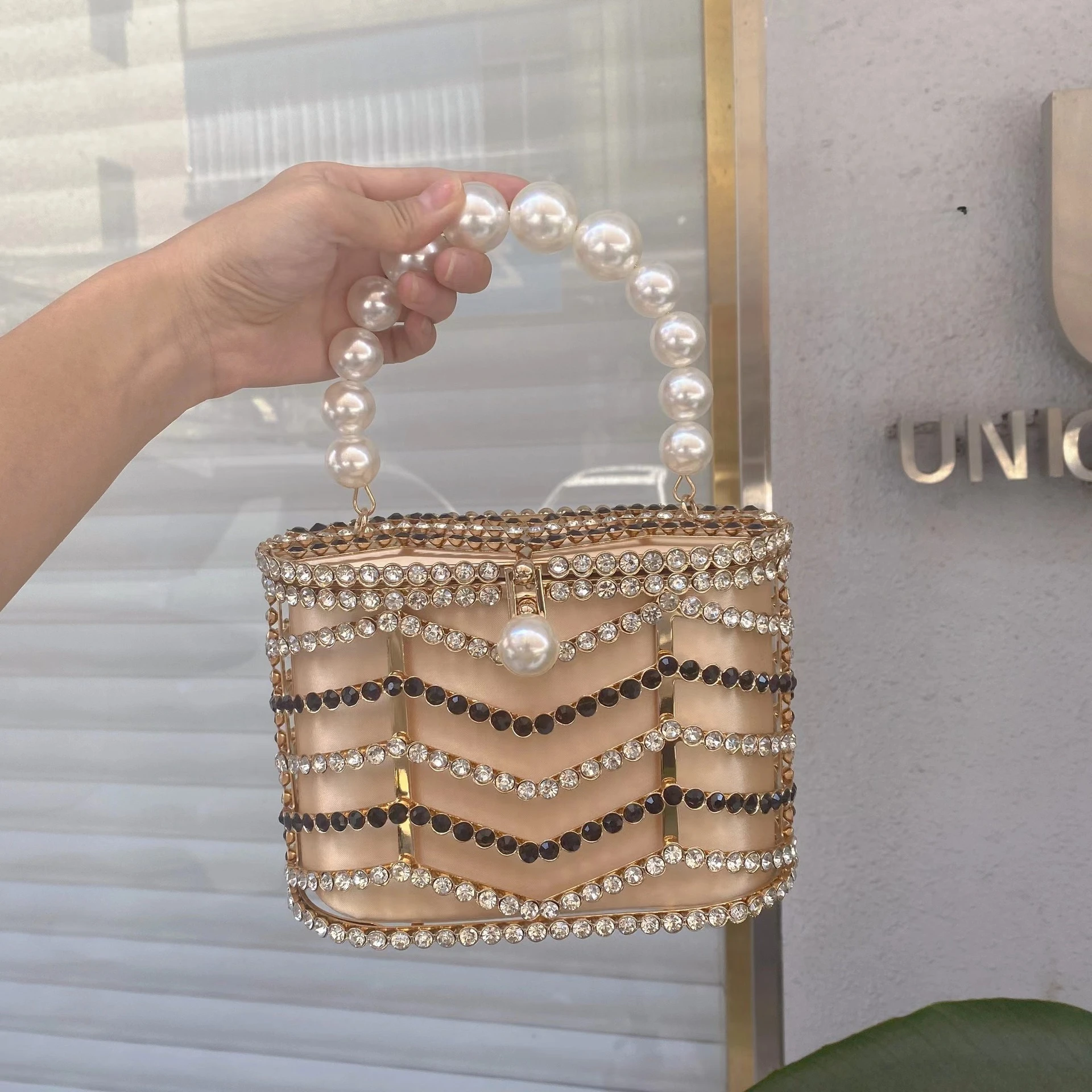 French small fragrance ins style fashion shiny diamond pearl bucket bag high-end chain messenger bag
French small fragrance ins style fashion shiny diamond pearl bucket bag high-end chain messenger bag