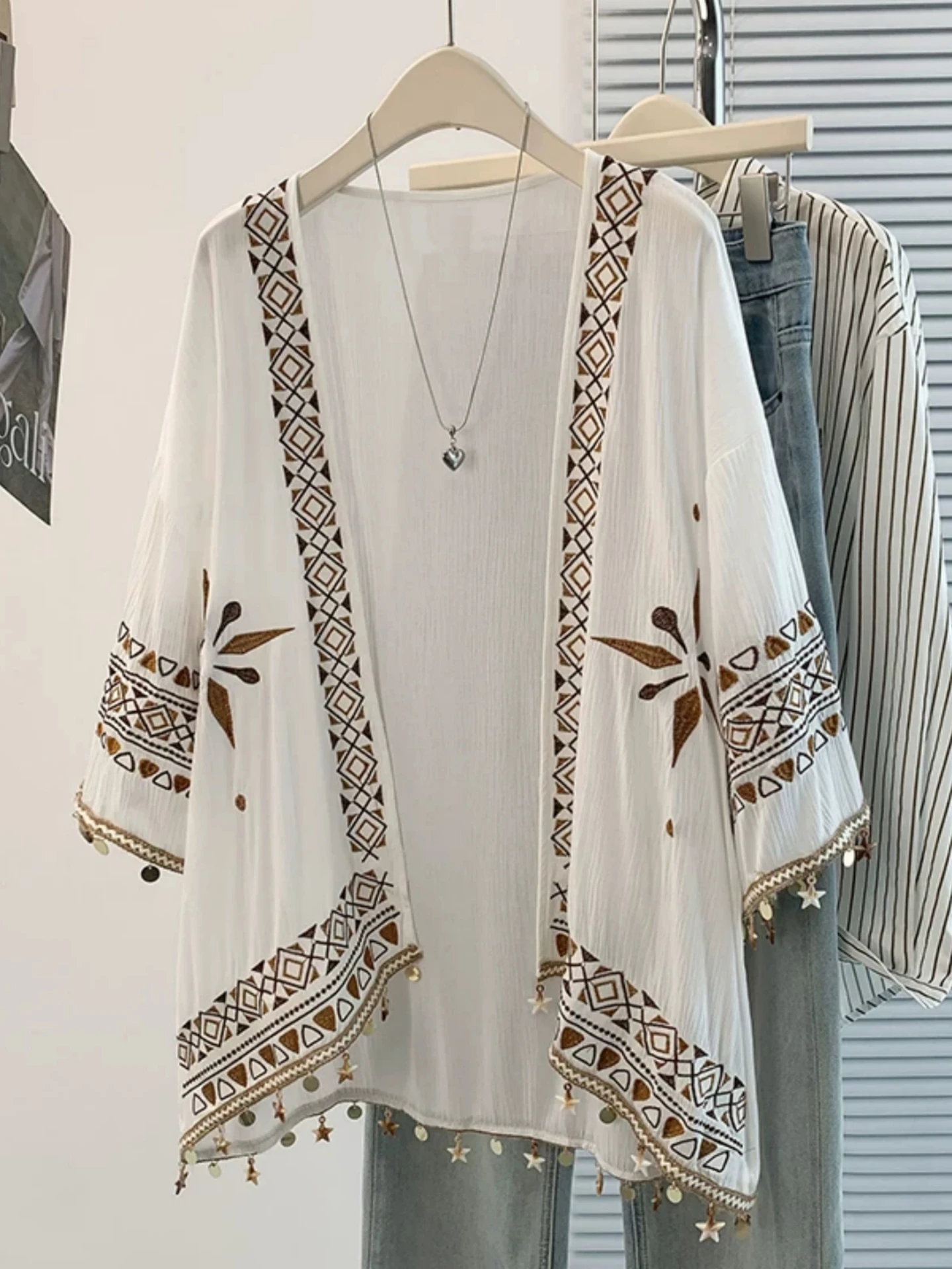 Retro Embroidered Women's Summer Oversized Cardigan Air Conditioner Cover up Sleeveless Flowing Tassel Design Sun Protection
Retro Embroidered Women's Summer Oversized Cardigan Air Conditioner Cover up Sleeveless Flowing Tassel Design Sun Protection