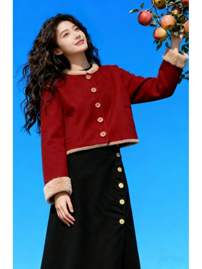 Красная утепленная хлопковая куртка для женщин: теплая, уютная, в китайском стиле, новая зимняя модная модель, маленький размер, однотонная, с круглым вырезом, на молнии
Красная утепленная хлопковая куртка для женщин: теплая, уютная, в китайском стиле, новая зимняя модная модель, маленький размер, однотонная, с круглым вырезом, на молнии